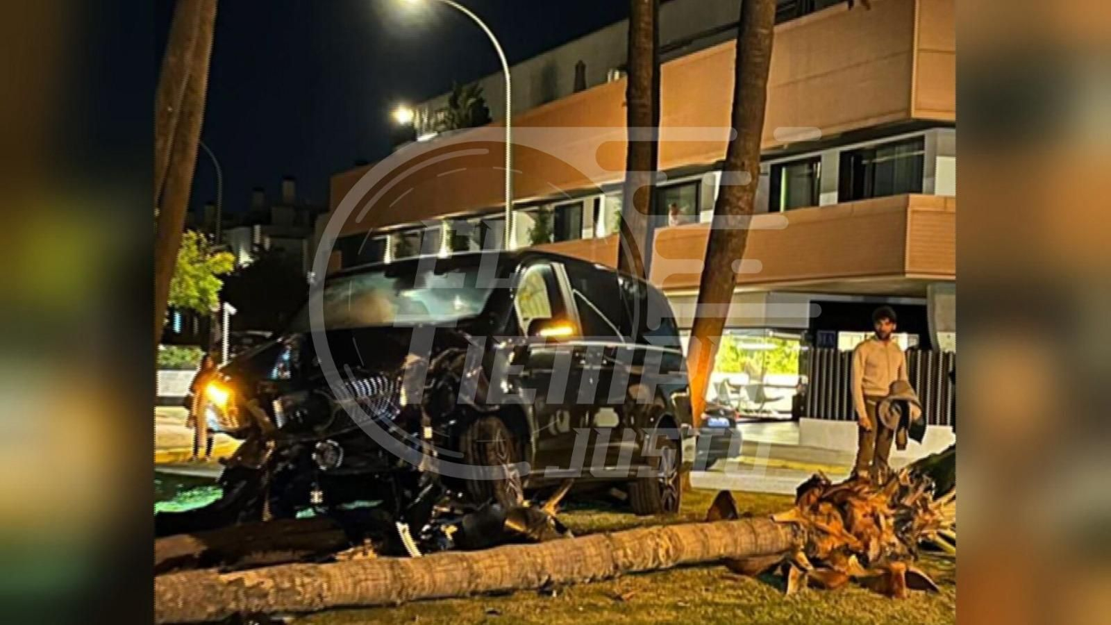 Cayetano, junto a su coche tras el accidente.