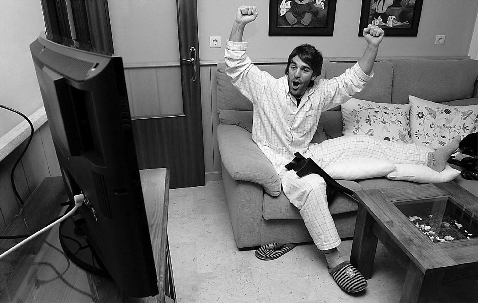 El central sigue a su equipo por televisión a causa de una lesión.