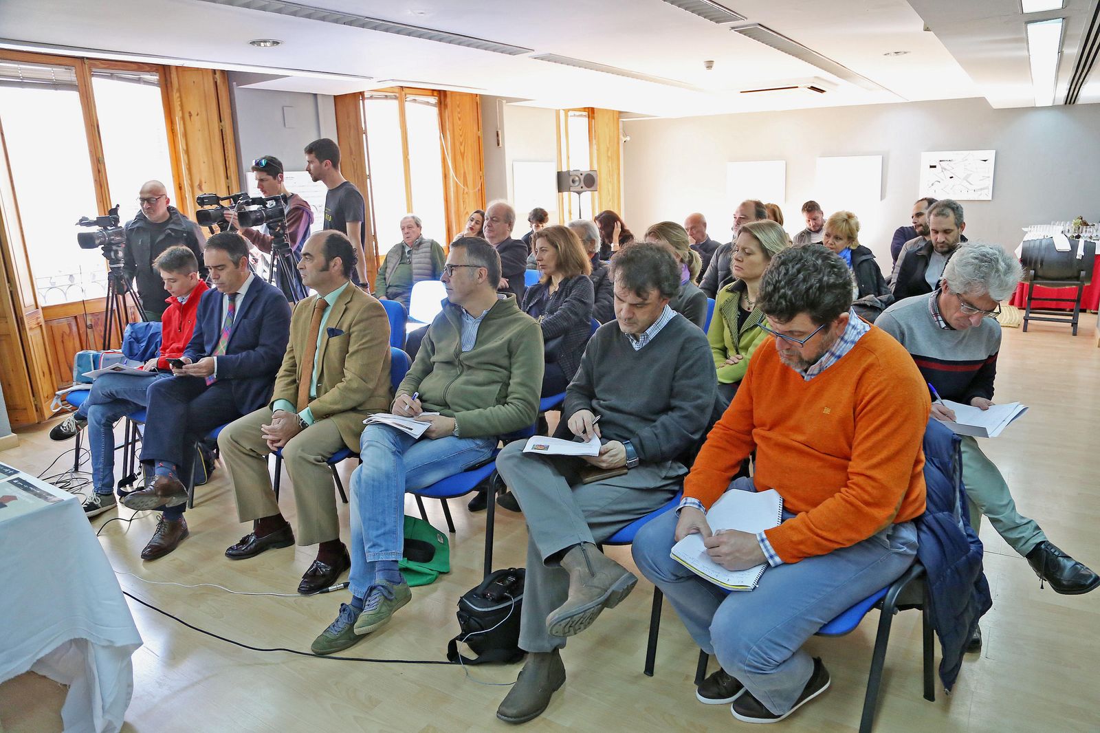 Parte del público y medios de comunicación asistentes a la presentación.