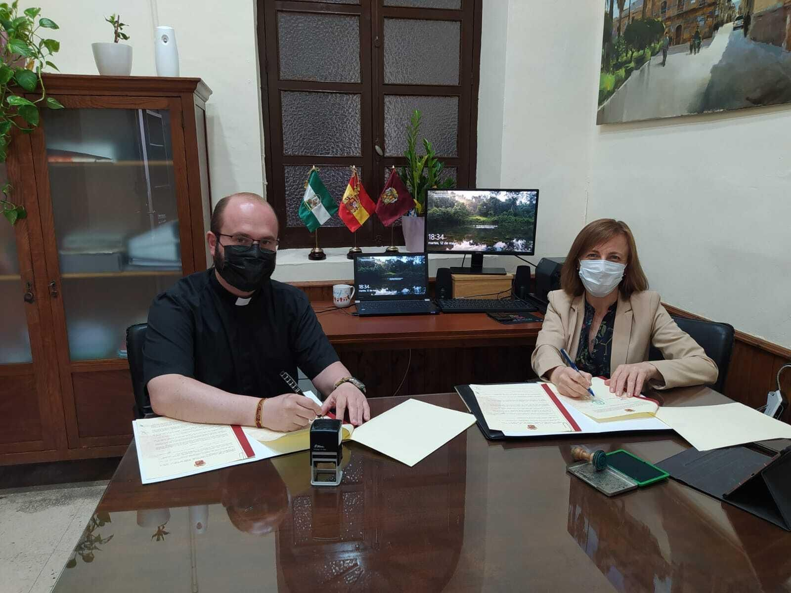 Un momento de la firma del convenio.