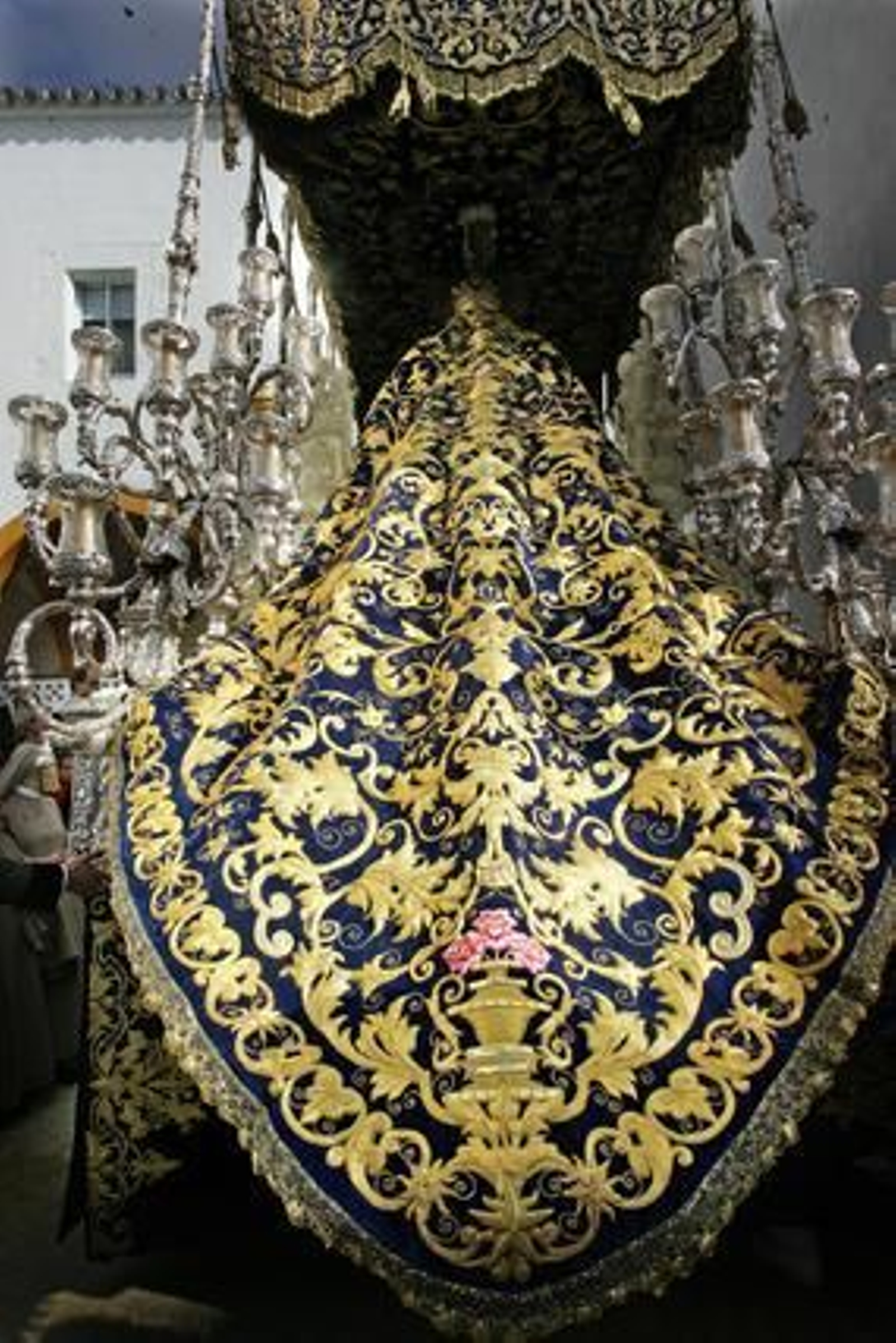 El manto de la Virgen de la Estrella, que ayer fue estrenado, fue uno de los protagonistas del día.

Foto: Pascual