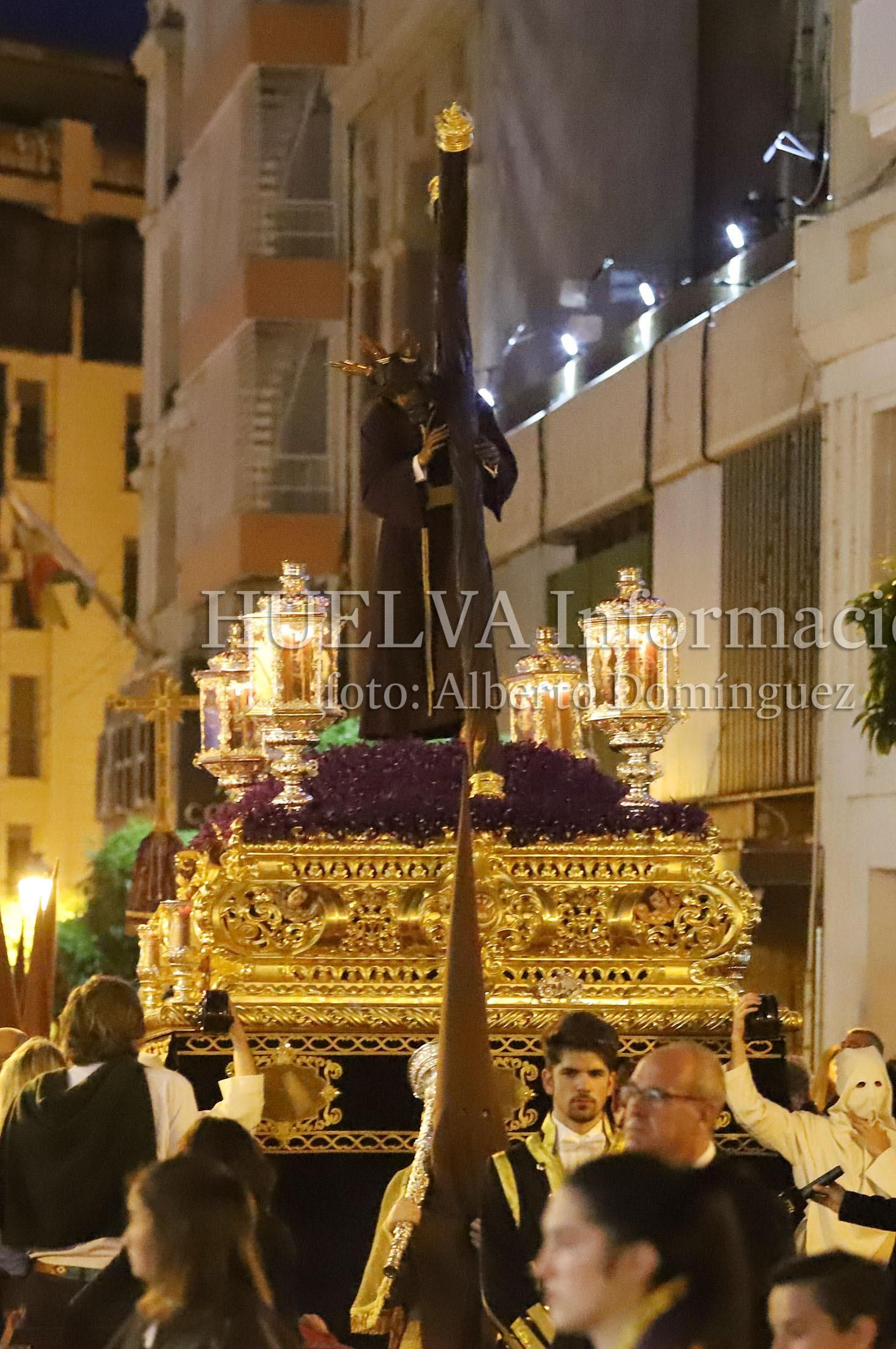 Imágenes de la procesión del Calvario de Huelva