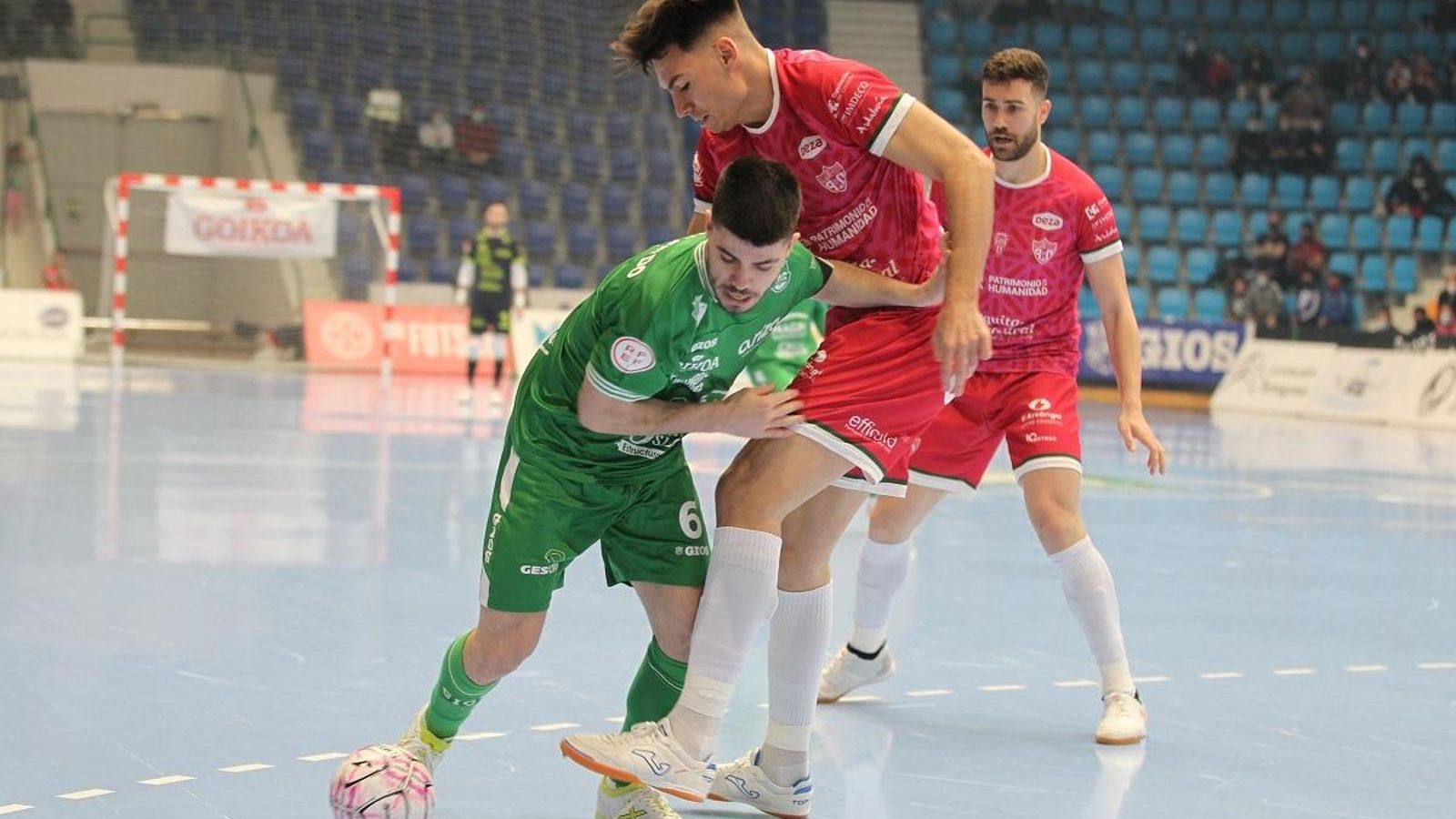 Ricardo pelea el balón con Dani Zurdo.