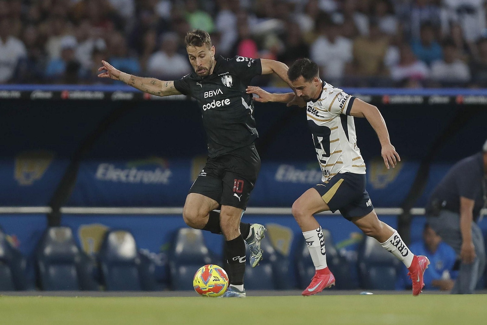 Sergio Canales pelea por un balón en un partido reciente de los Rayados. Sergio Canales pelea por un balón en un partido reciente de los Rayados.