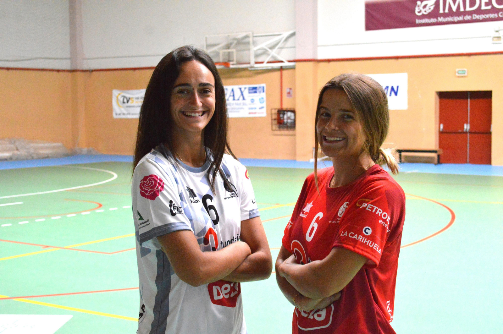 Ana Barquín y Aida Brull posan con la elástica de su nuevo club.