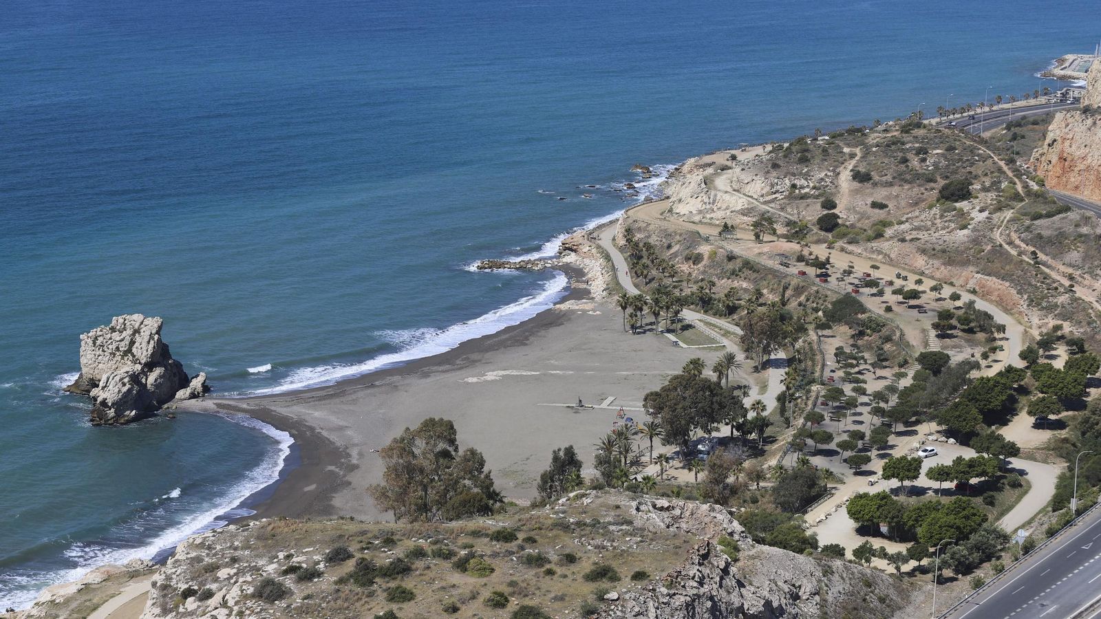 Una imagen aérea de la Playa del Peñón del Cuervo, en La Araña, en Málaga.