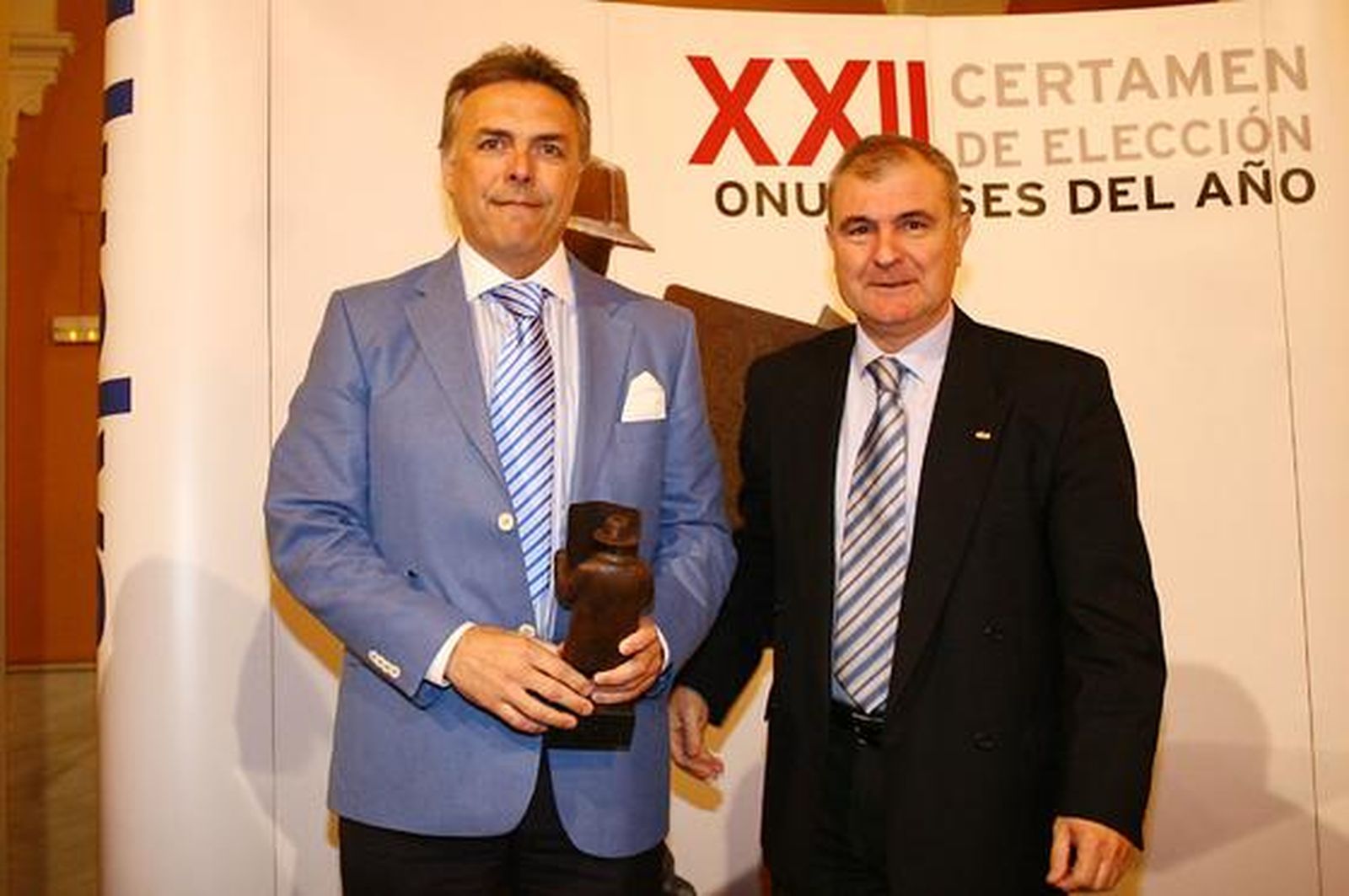 Paco Millán posa tras recibir el premio en Tradiciones Populares.

Foto: Alberto Dominguez