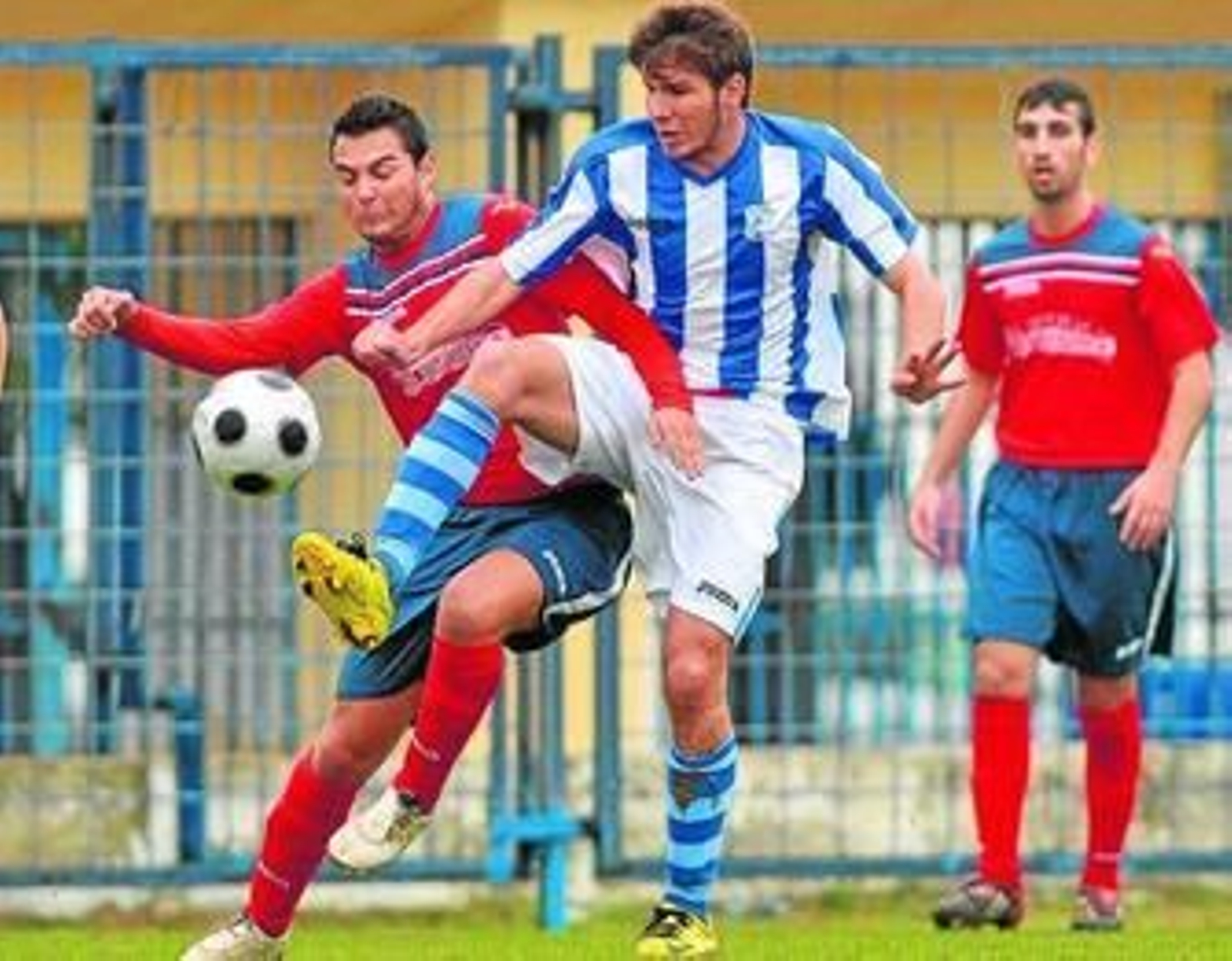El vejeriego Ismael (i) y el industrialista Lolo pugnan cuerpo con cuerpo por llevarse el esférico.