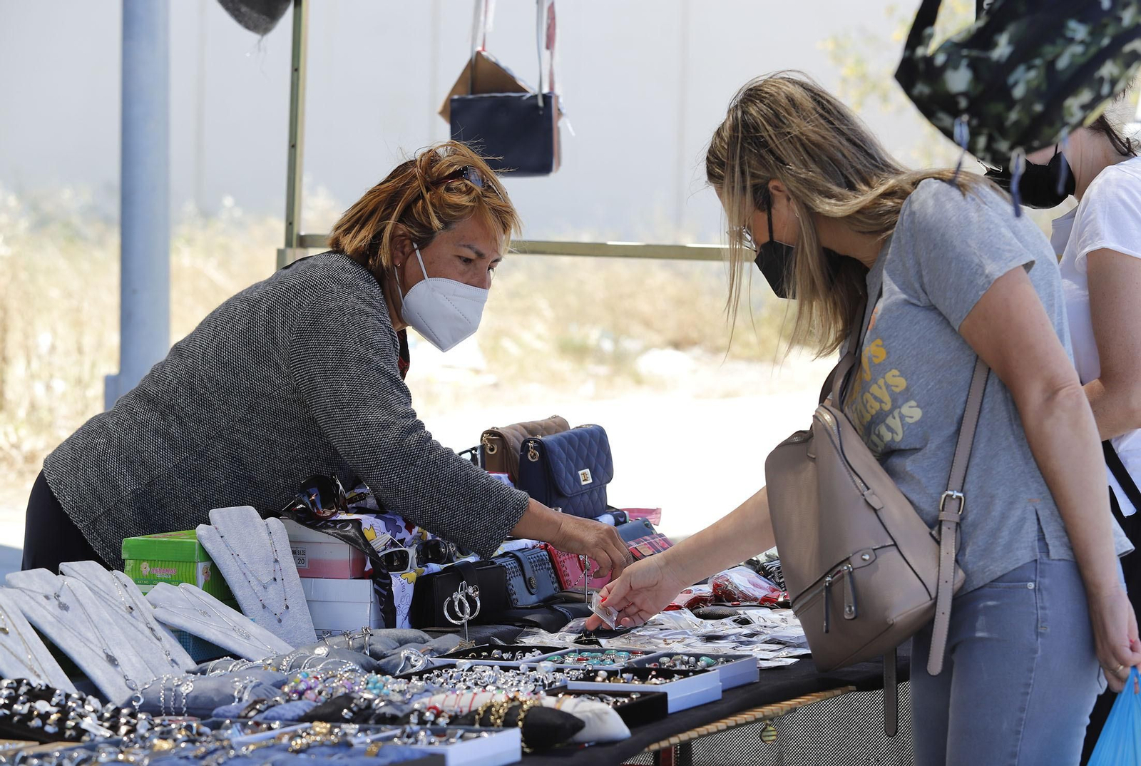 Imágenes del Mercadillo de Huelva en su nueva ubicación