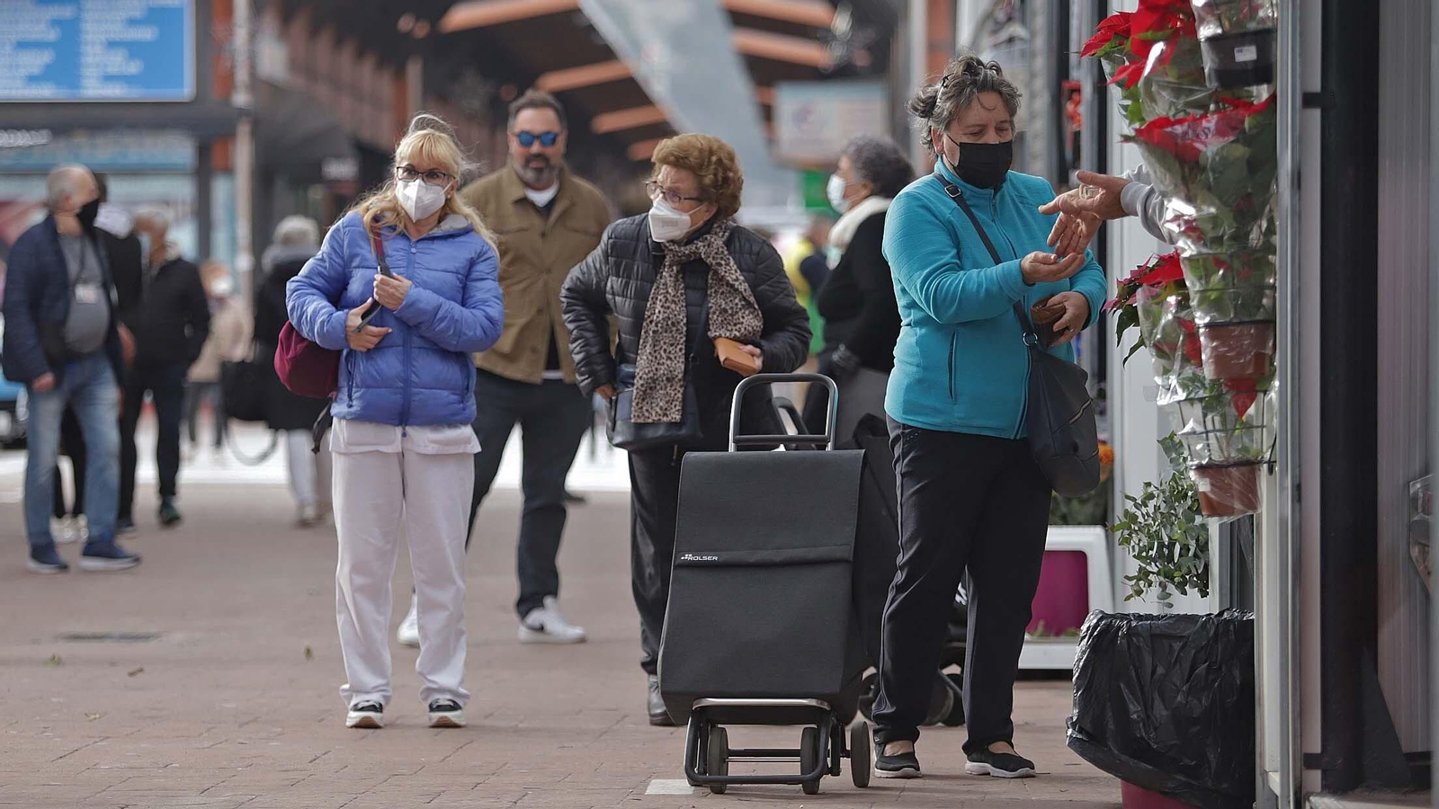 Varias personas pasean por el mercado provisional en La Línea