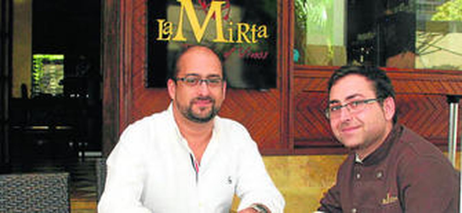 1. El personal de La Mirta,  en la entrada del restaurante. 2. Chema y Mario Martín Román, cambiando impresiones. 3. Muestra de las tapas diarias, como ajoblanco con naranja.