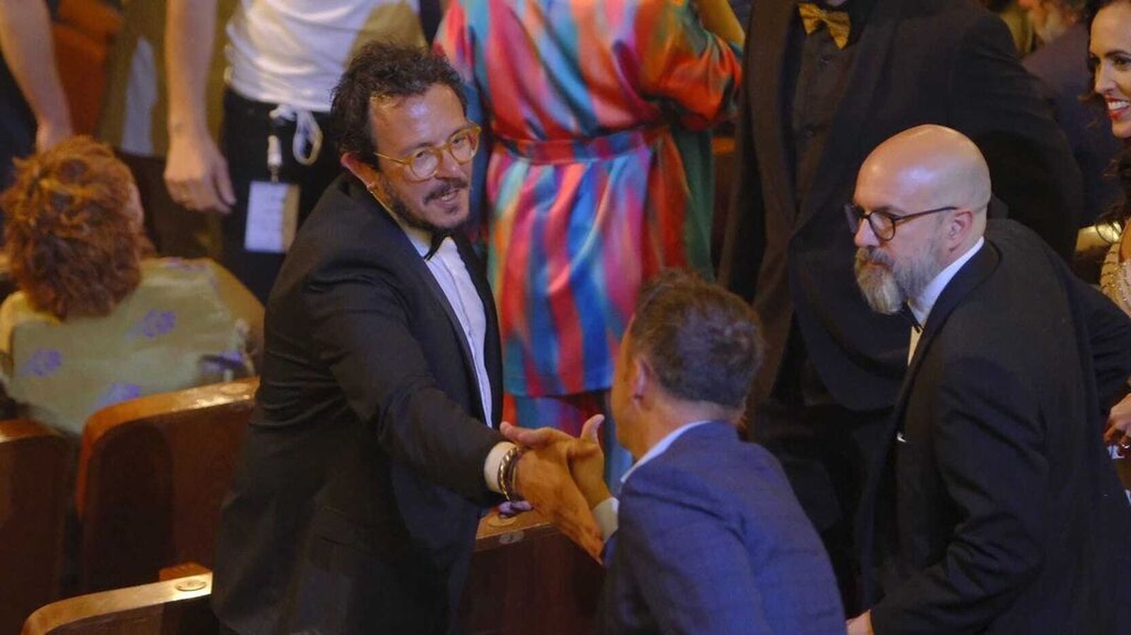 Kichi, en el interior del Teatro Falla, saludando antes de la gala de los Max