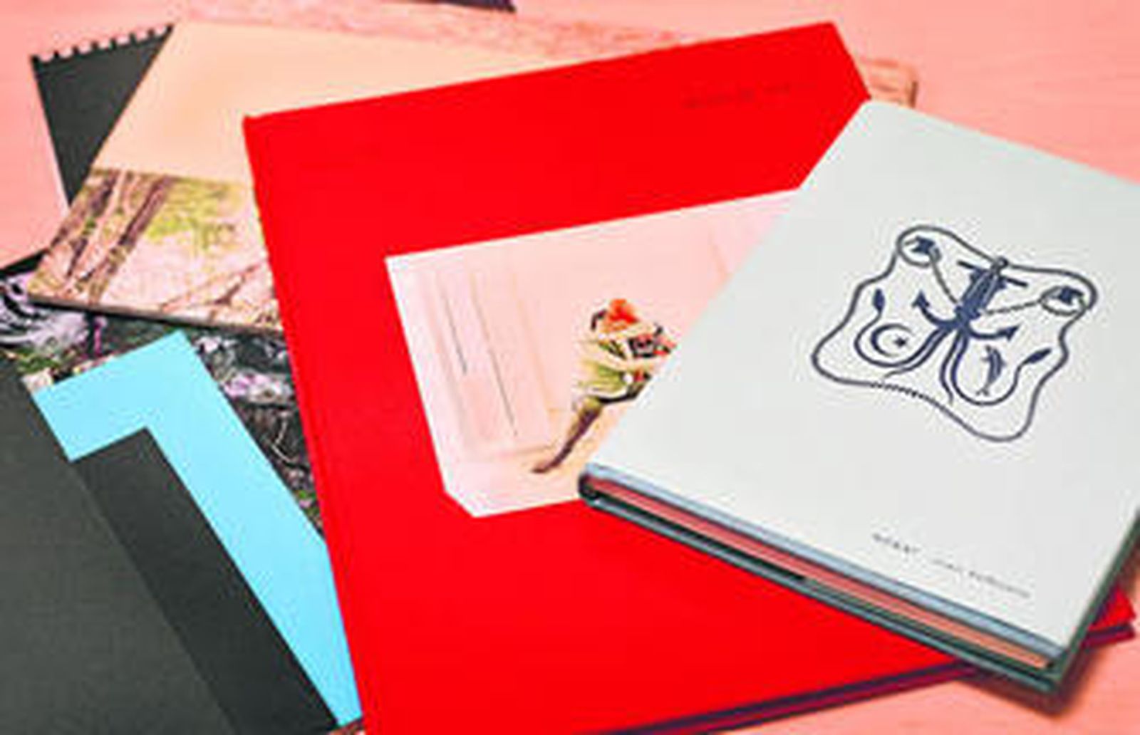 Algunos de los últimos 'Cuadernos de la Kursala' con 'Noray' e 'Idilios' en primer plano.