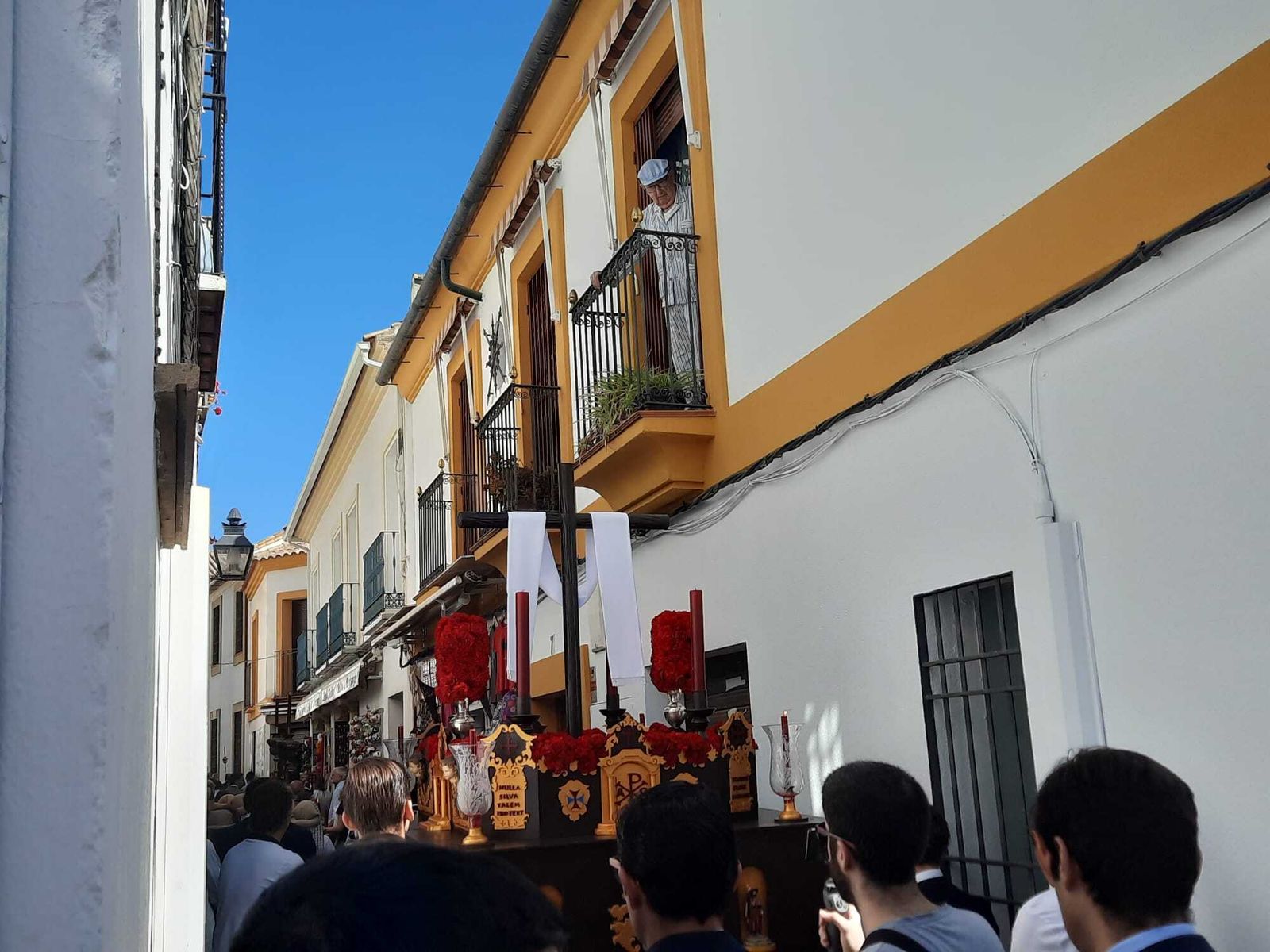 Alcorce pasea por la Judería de Córdoba la tradicional Cruz de Mayo, en imágenes