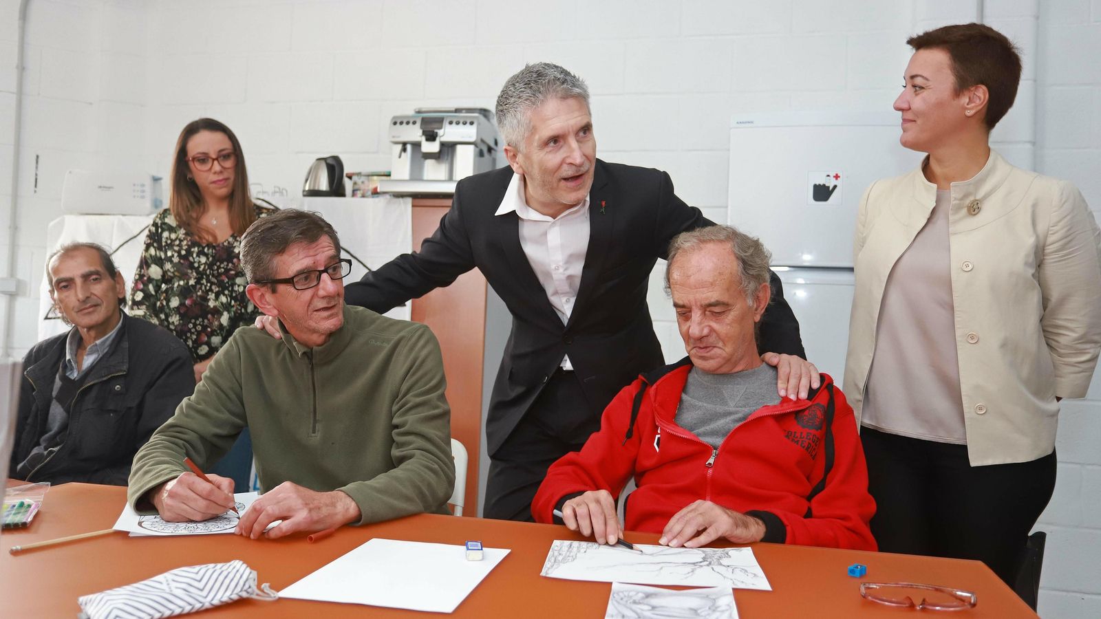 Grande-Marlaska saluda a dos usuarios de Nuevo Hogar Betania, en La Línea.