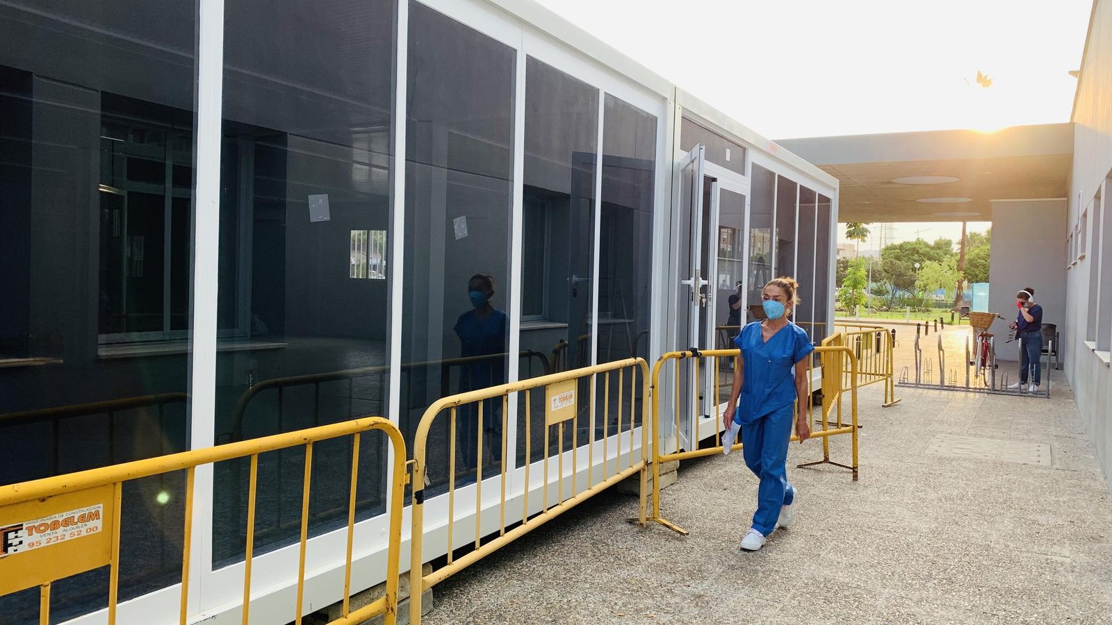 Nueva sala de espera de familias en el Clínico para ganar sitio dentro para pacientes Covid.