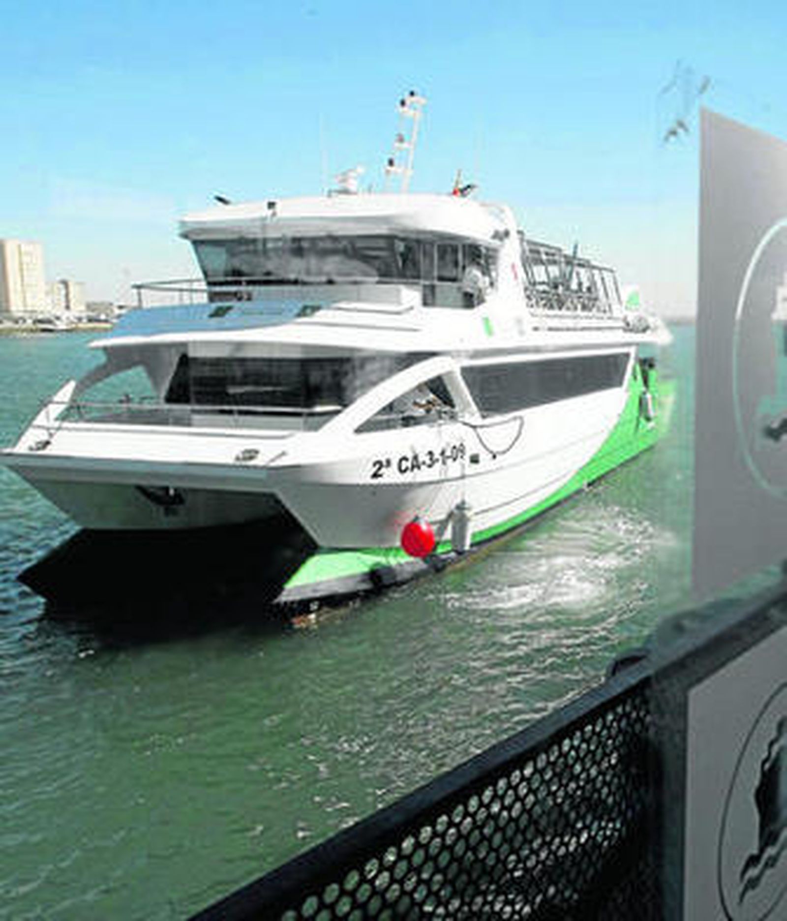 Uno de los catamaranes, llegando a la terminal de Cádiz.