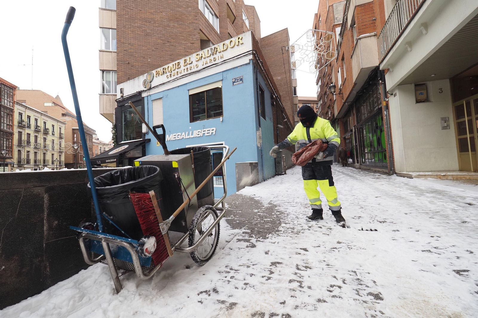 El segundo día del temporal 'Filomena' en imágenes: más nieve y caos