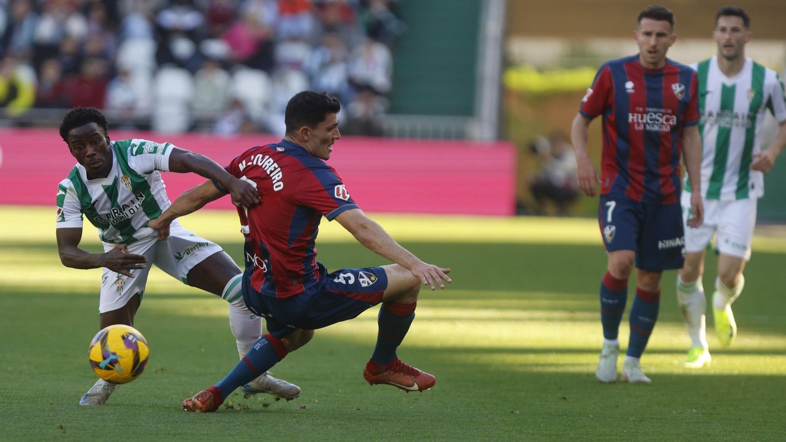 Adilson Mendes trata de quebrar a Loureiro en el Córdoba CF - Huesca.