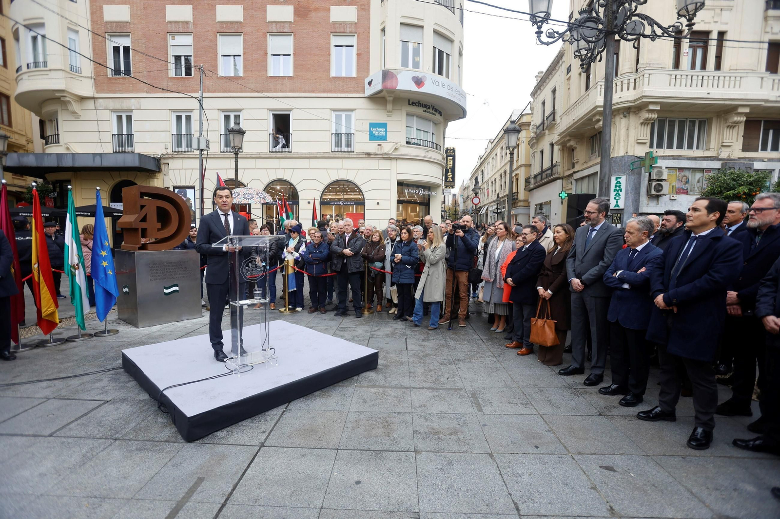 Juanma Moreno inaugura el monumento homenaje al Día de la Bandera de Andalucía en Córdoba, en imágenes