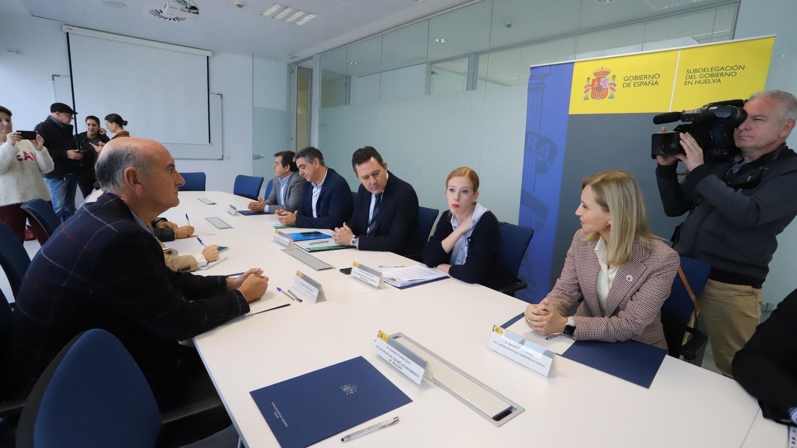 Firma de los acuerdos con Moguer y Lepe este martes.