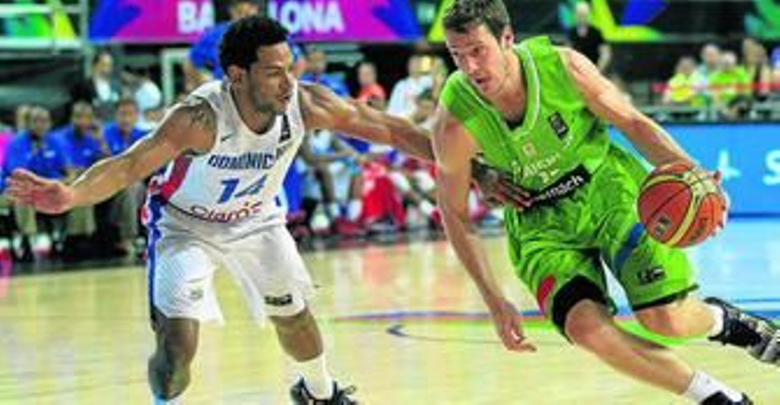 Zoran Dragic trata de superar al dominicano Ronald Ramón, en el choque de octavos de final del Mundial.