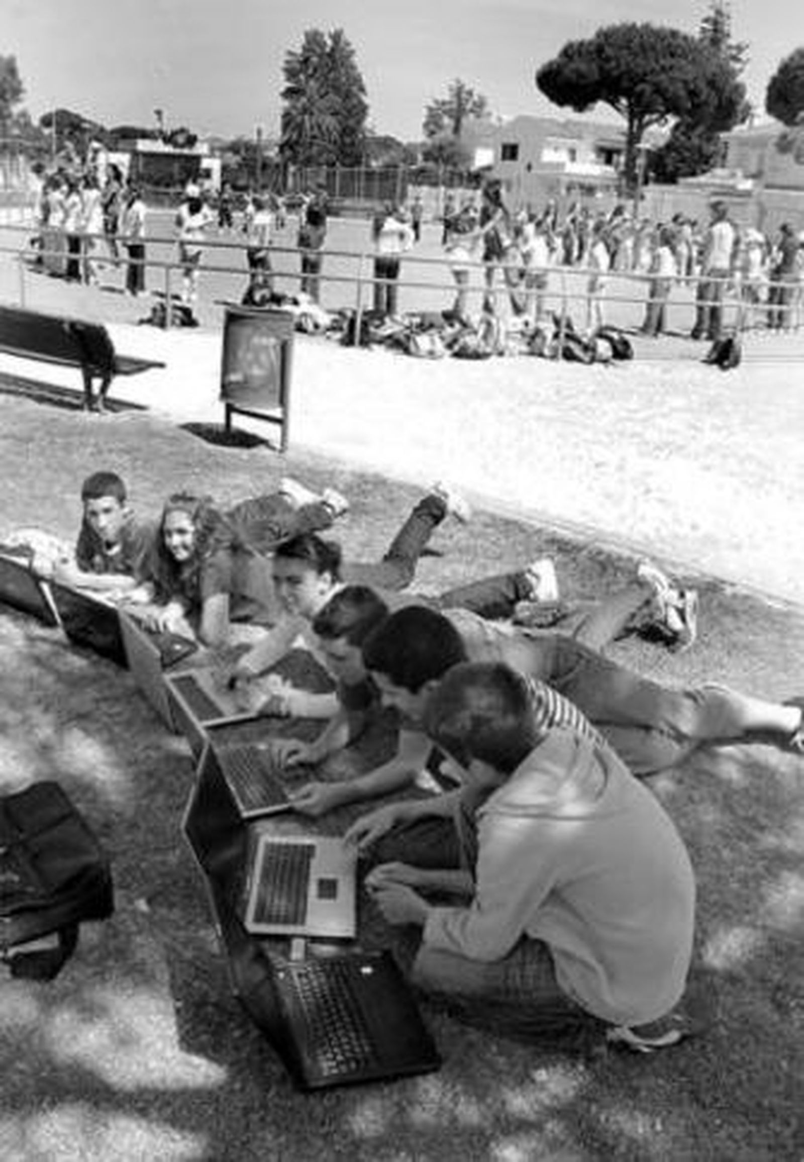 Alumnos del IES Valdelagrana estrenaron la zona wifi.