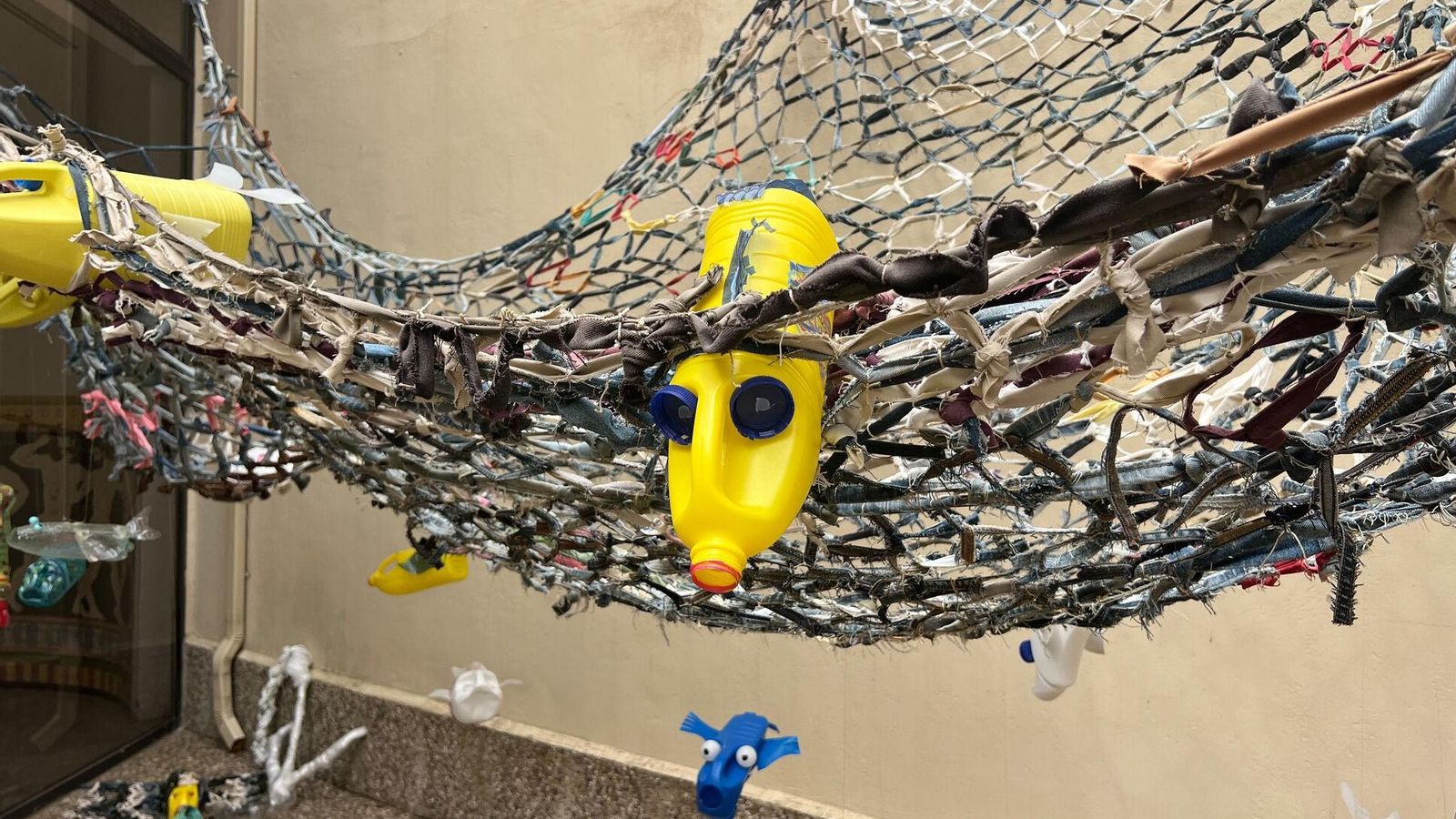 Detalle de la instalación de Esther Rubio, en el edificio Pérez Villalta de Algeciras