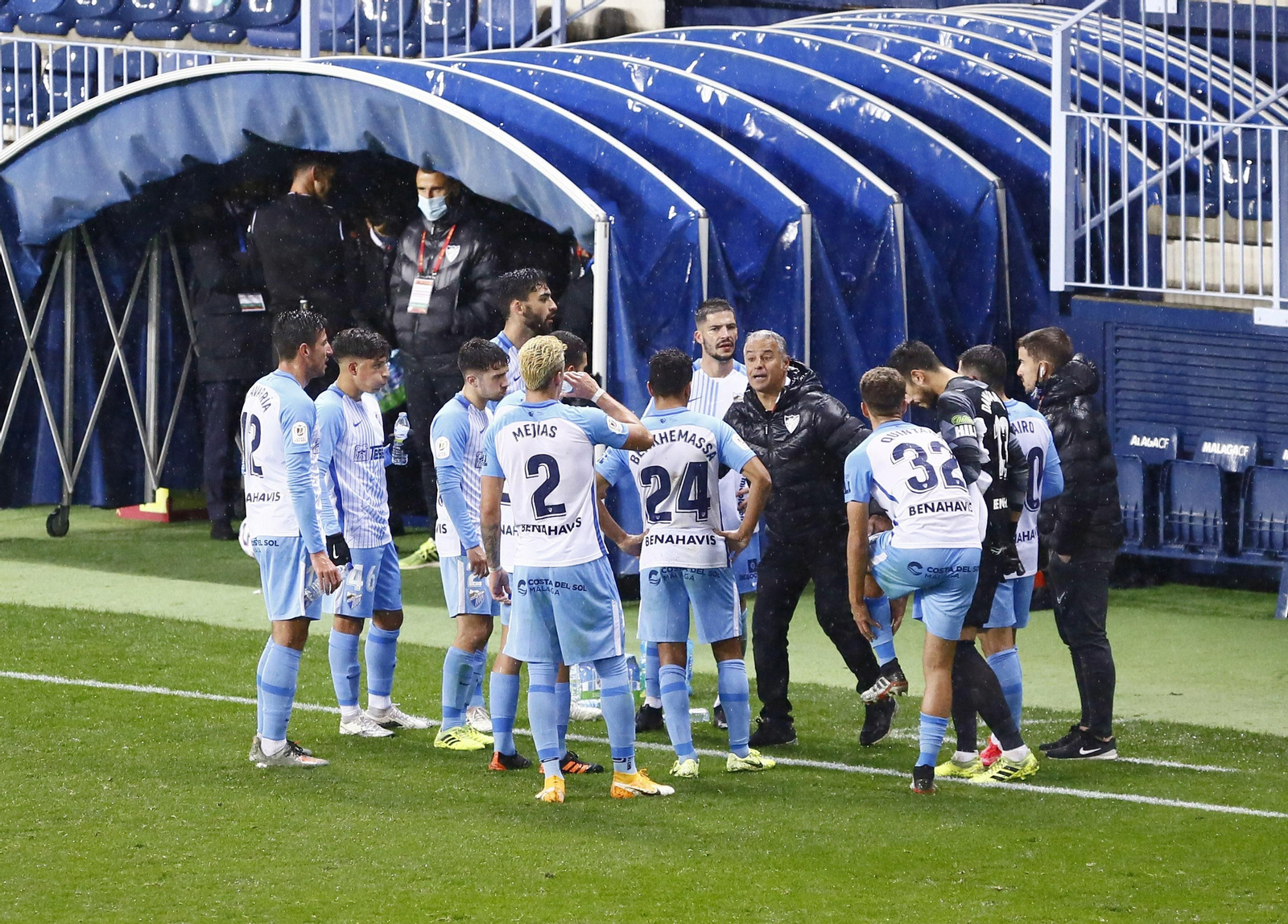 Pellicer da órdenes en el Málaga-Oviedo.