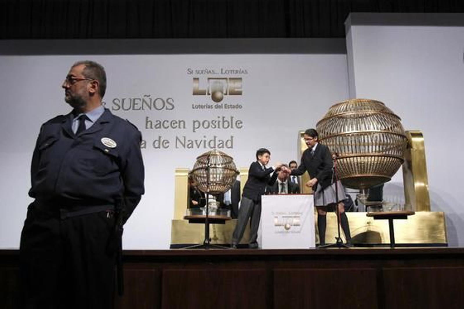 El Gordo ha recaído en el número 58.268, vendido íntegramente en un pubelo de Huesca.

Foto: EFE
