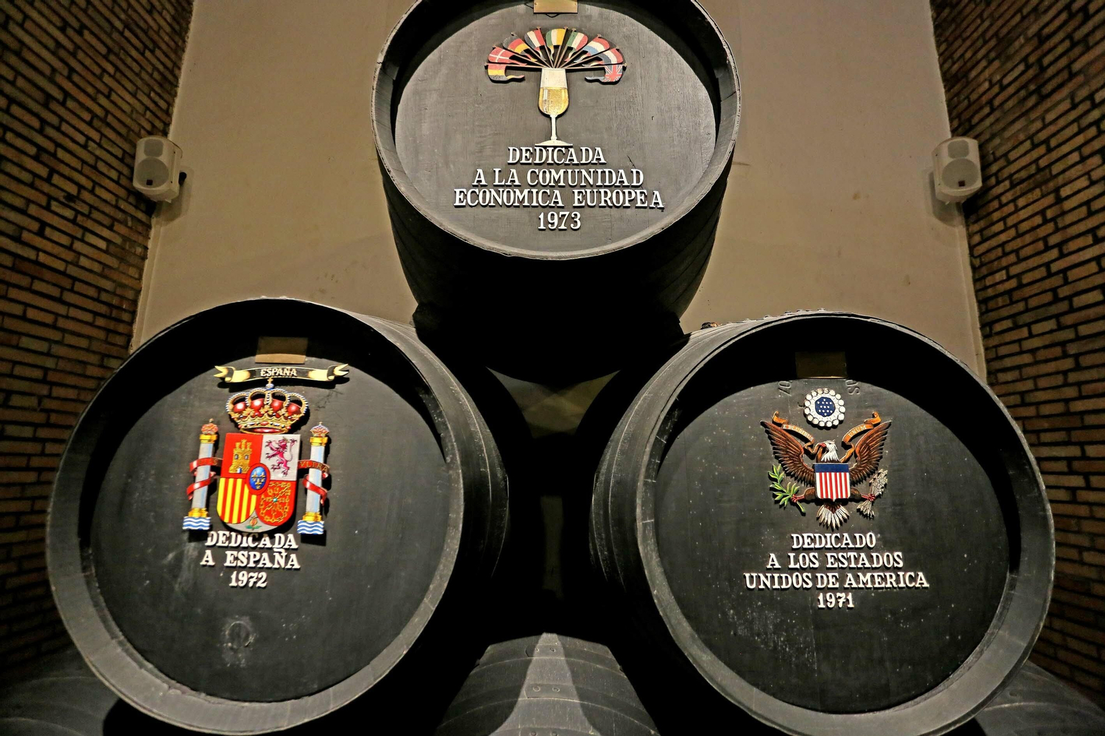 Bota de vino de Jerez dedicada a EEUU en la bodega de San Ginés, sede del Consejo Regulador.