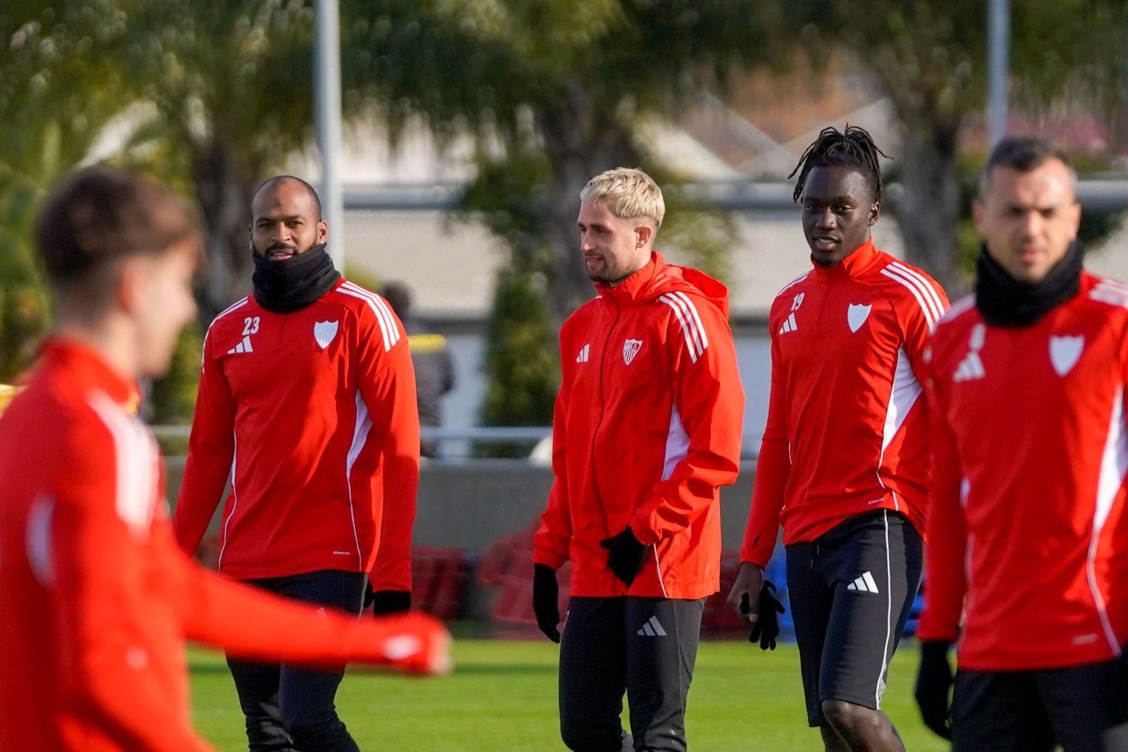 Batista Mendy, entre Marcao, Januzaj y Joan Jordán. Dos lesionados y uno que no cuenta.