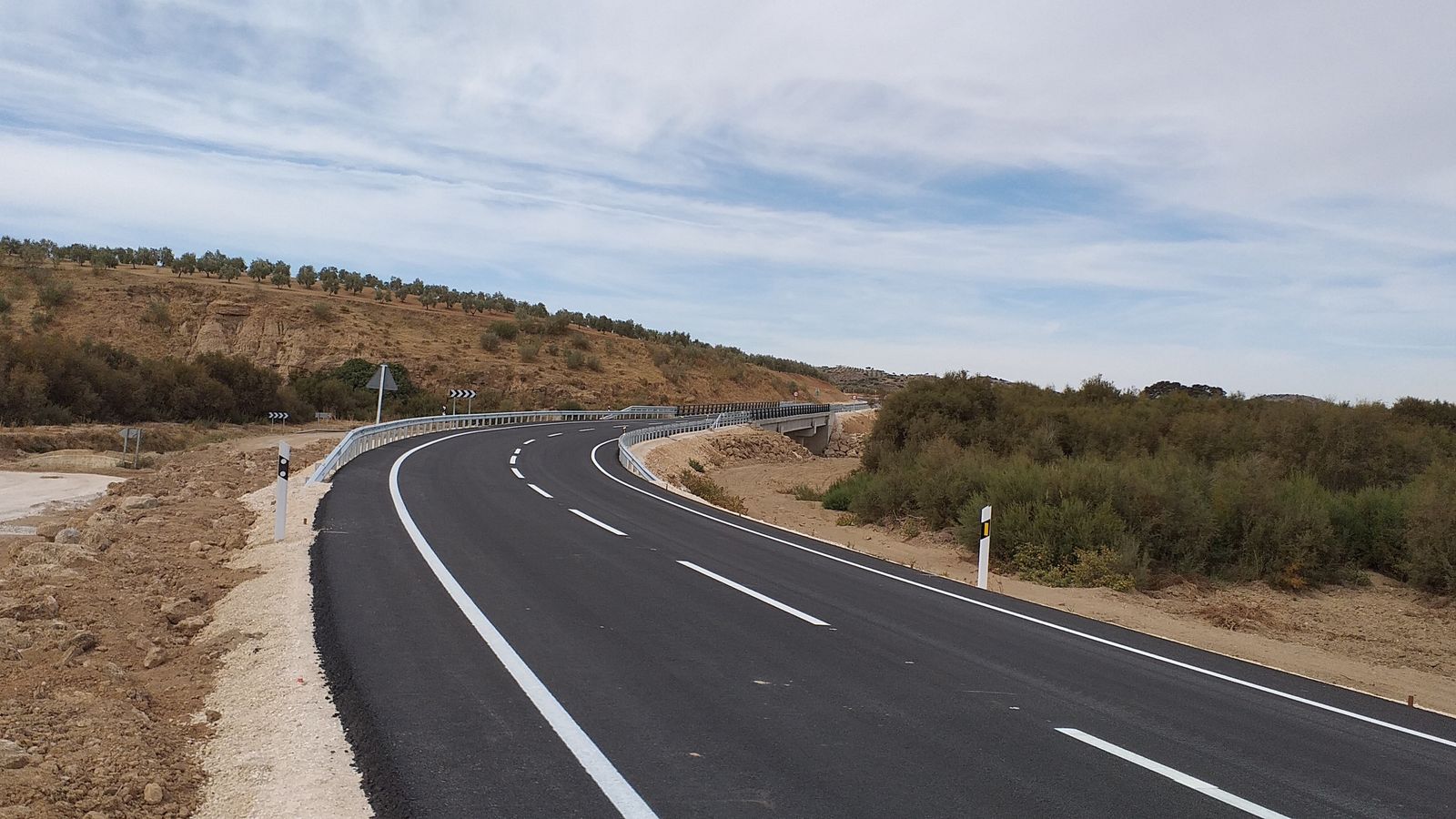 Otra vista del tramo de la A-378 que ganó anchura con la reconstrucción del puente dañado en 2018.