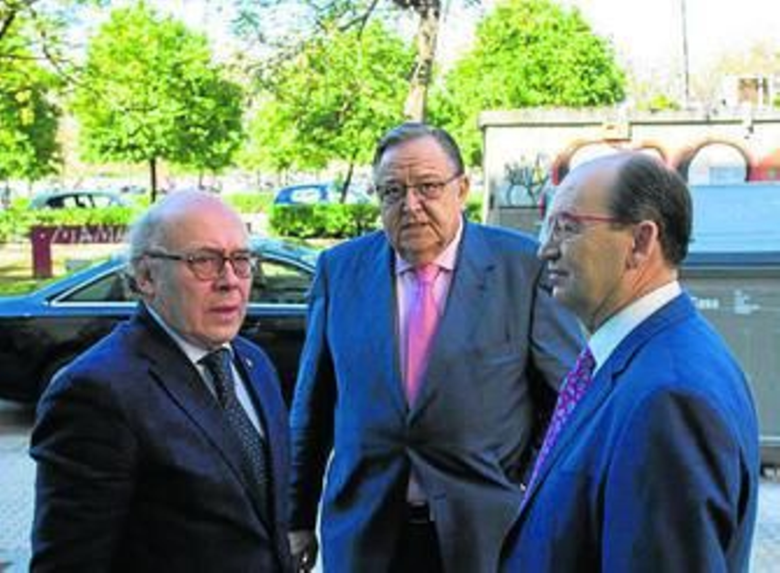 Juan Carlos Ollero, con Eduardo Herrera y José Castro, ayer ante la sede del Cedifa.