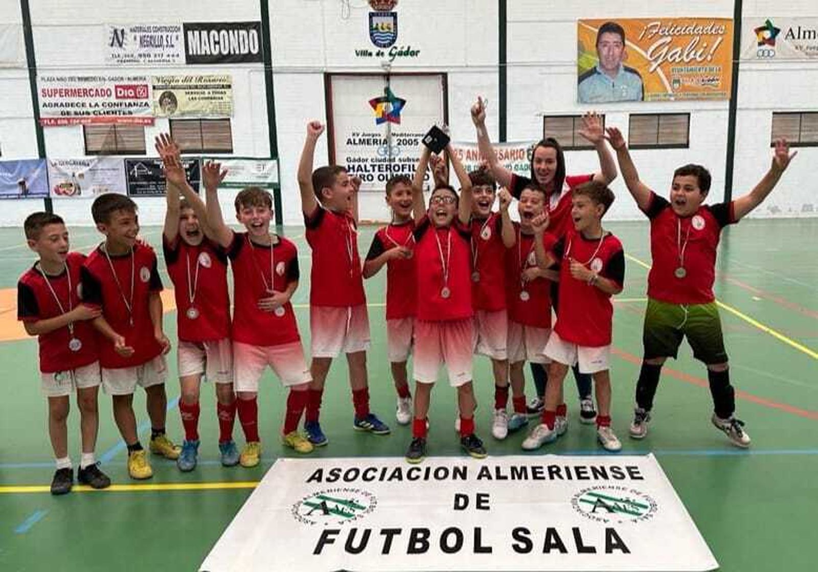 El equipo benjamín de la AD Alhama levanta el trofeo de subcampeón de Andalucía.