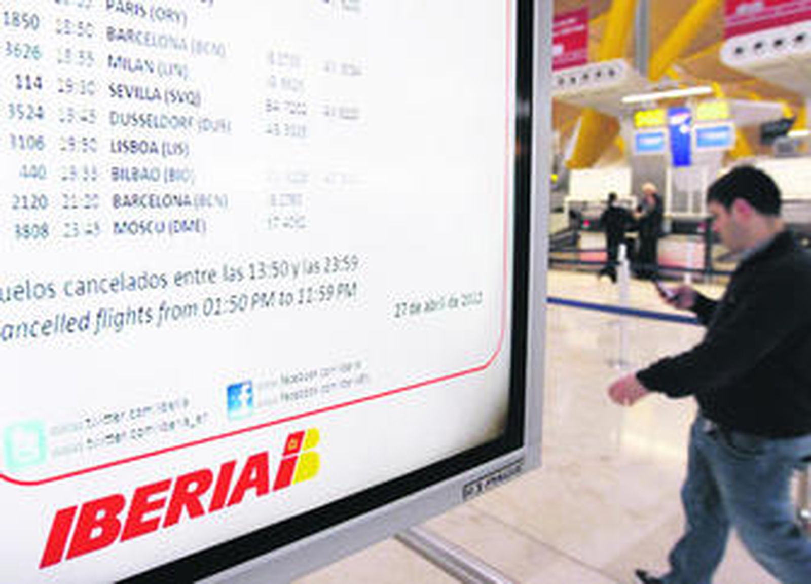Un panel del aeropuerto de Barajas donde se indicaban los vuelos cancelados ayer por el paro.