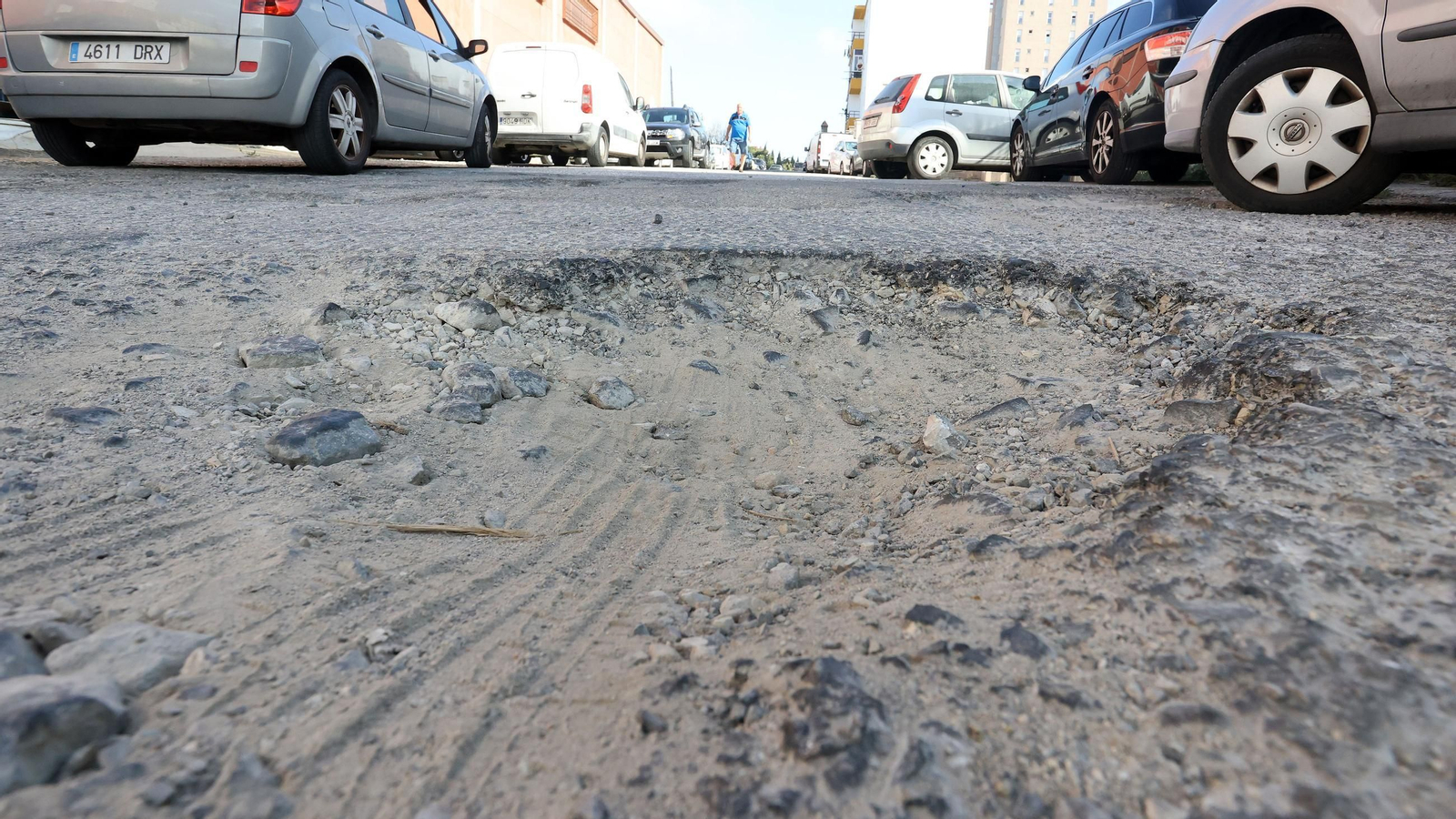 Otro de los baches en la calle Victoriano Romero Palomo. Otro de los baches en la calle Victoriano Romero Palomo.