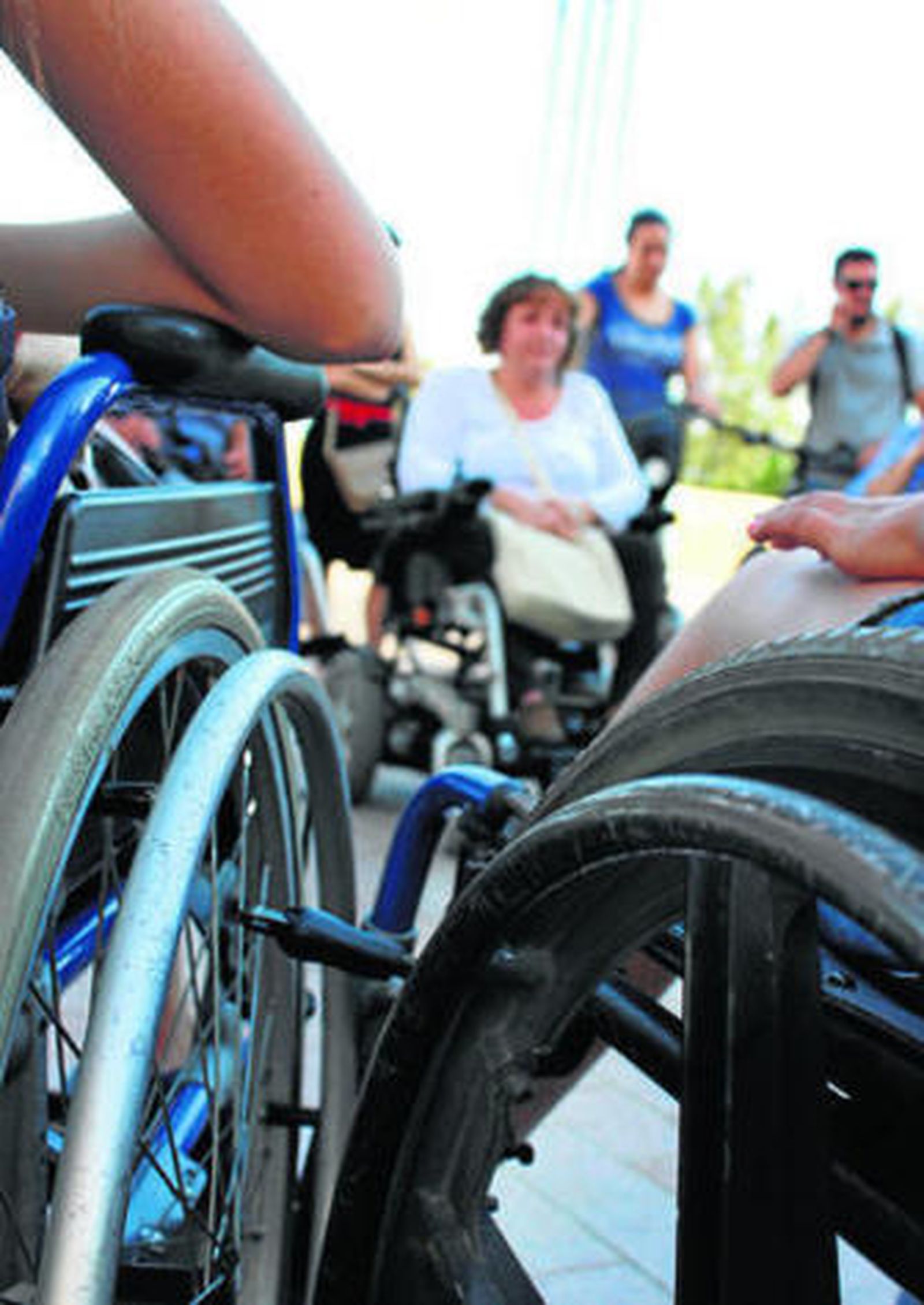 Personas con movilidad reducida en su silla de ruedas.