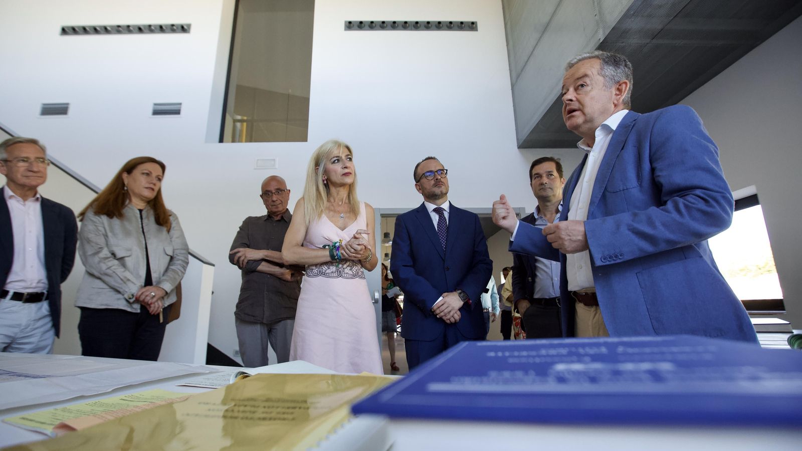 La consejera de Cultura y Patrimonio Histórico en funciones ha estado  acompañada por el secretario general de Patrimonio Cultural, Juan Cristóbal Jurado, y la decana del Colegio de Arquitectos de Sevilla, Cristina Murillo Fuentes.