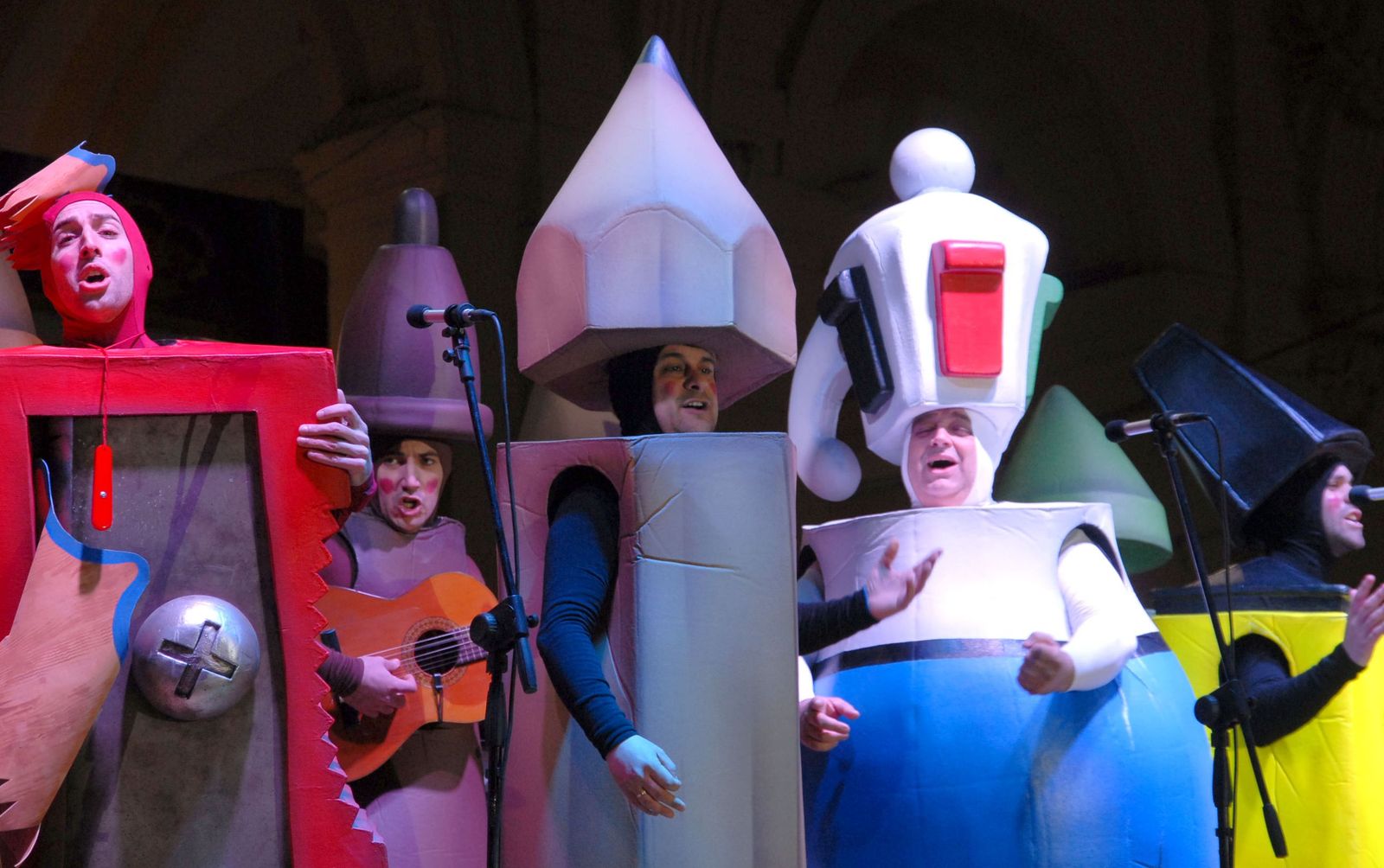 Antonio Pedro Serrano, El Canijo, con su chirigota, pregonero del Carnaval de San Fernando 2013