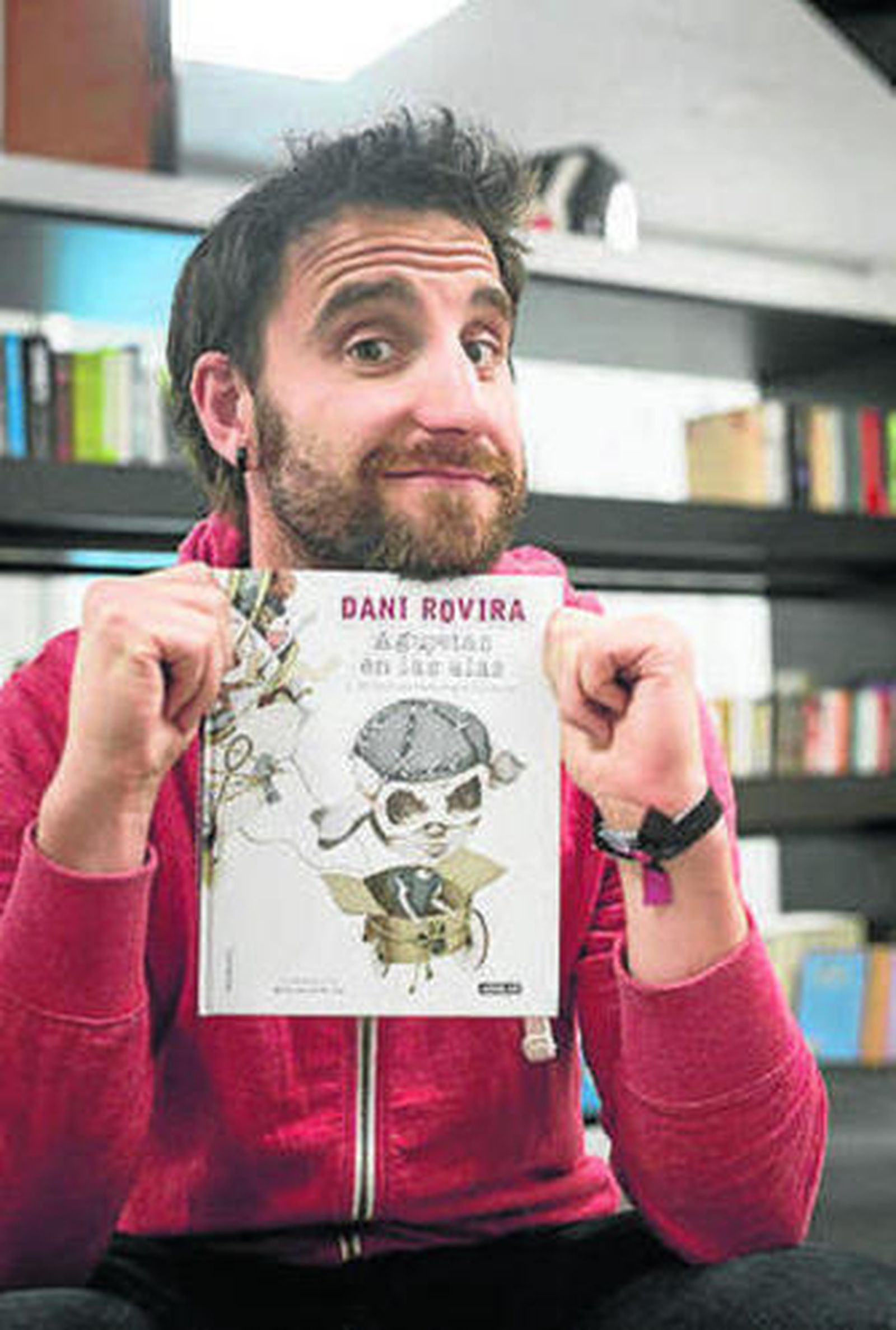 Rovira, con su libro.