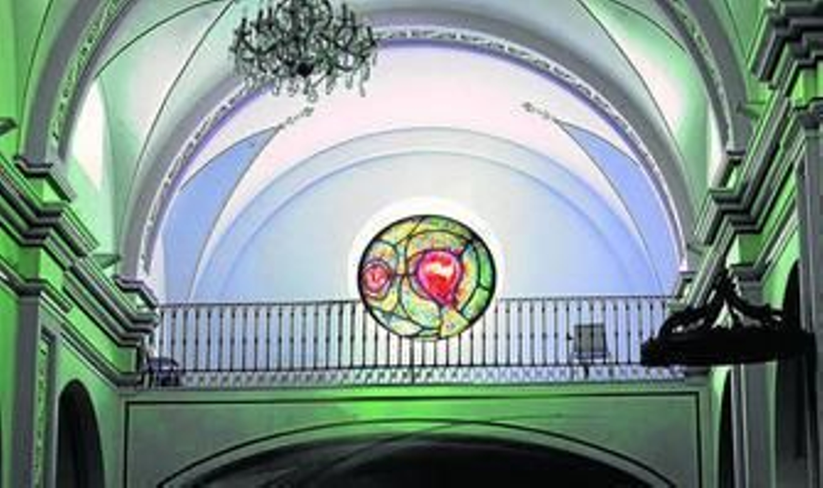 1. Vista de la vidriera desde el interior de la iglesia. 2. Detalle de la vidriera con las líneas de color azul, el color de la Virgen, y células del cuerpo humano. 3. Vista completa de la vidriera en la que se aprecia a la derecha el útero con el embrión. 4. El rosetón de la fachada principal de la iglesia de Turre.