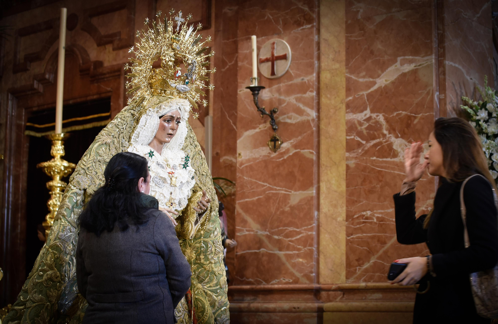 El besamanos de la Macarena, en imágenes