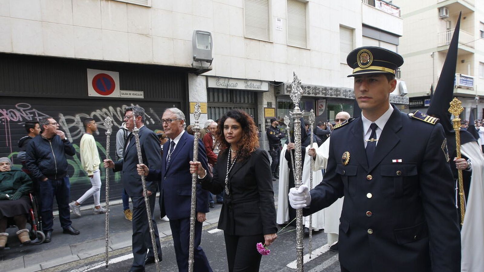 El presidente de la Autoridad Portuaria y una representación en la procesión de 2019.