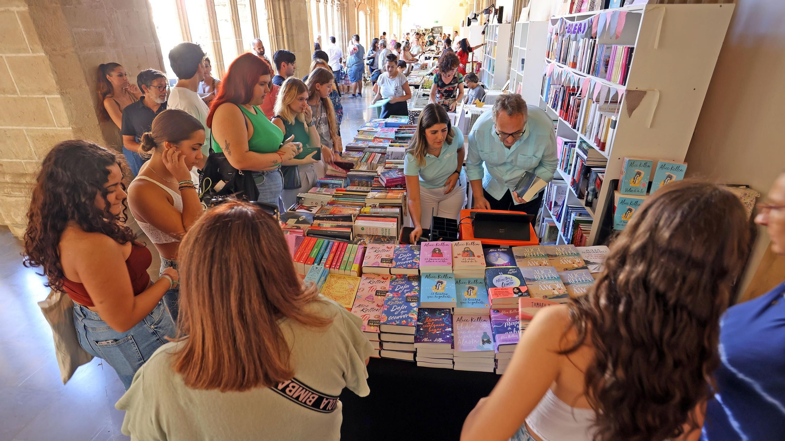 Imágenes del gran ambiente en la Feria del Libro en Jerez