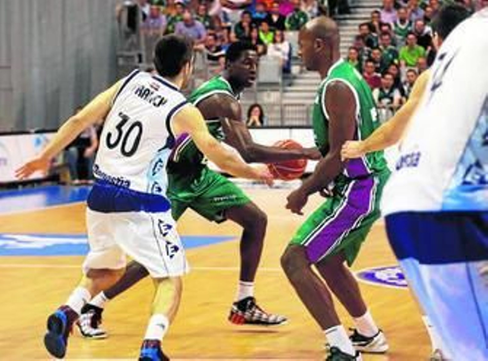 Romaric bota un balón mientras Thomas pone un bloqueo.