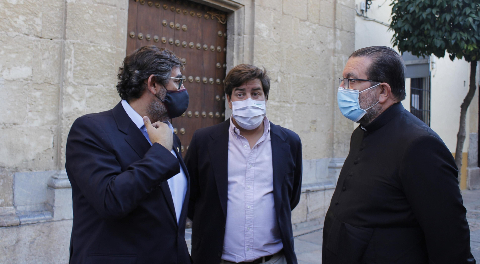 Javier González Calvo, junto al consejero Jesús Coca y el sacerdote Fernando Cruz-Conde, antes de la ofrenda a San Rafael.