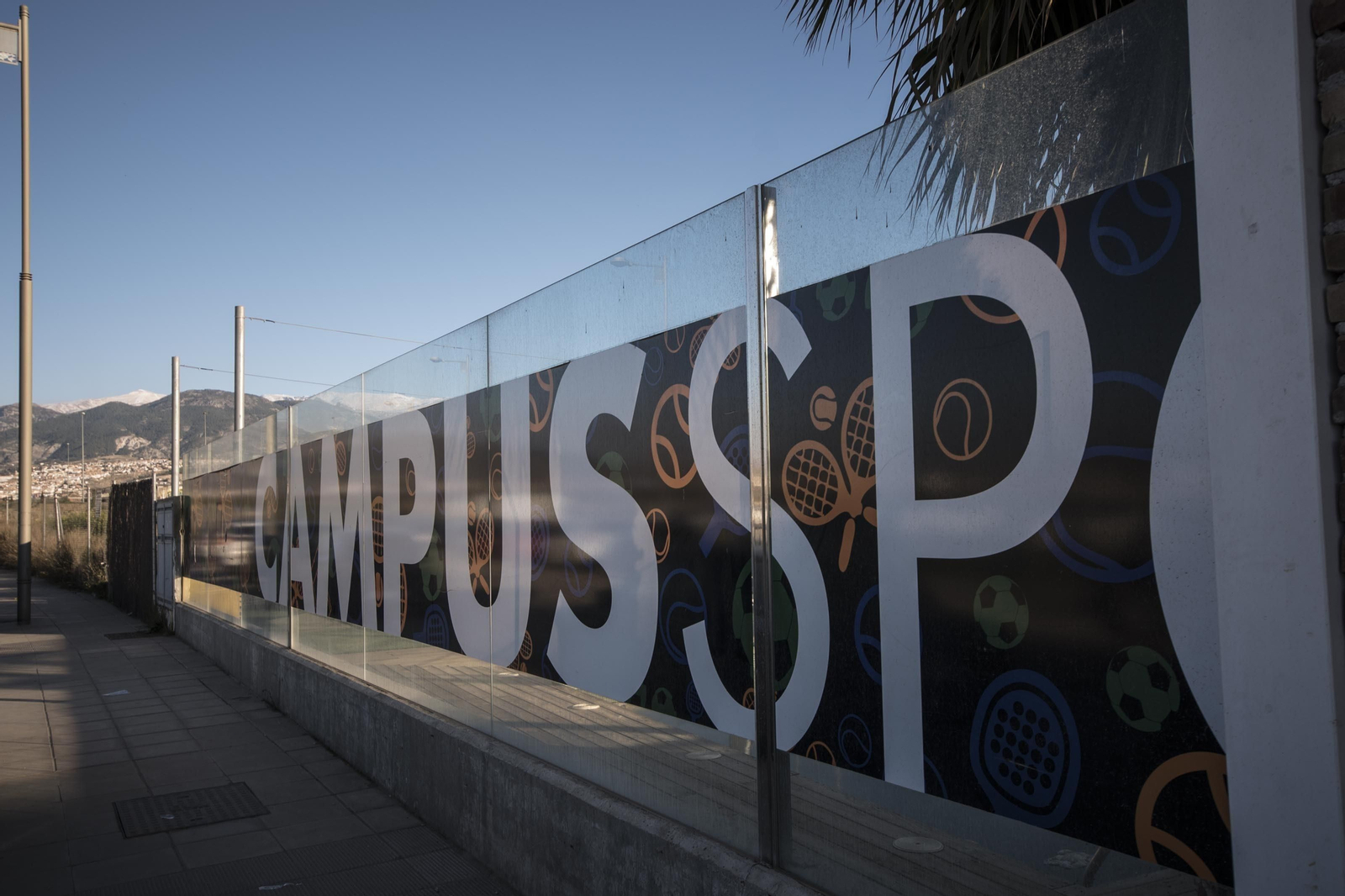 El complejo privado del Campus se hizo sobre terrenos destinados a equipamientos públicos. El complejo privado del Campus se hizo sobre terrenos destinados a equipamientos públicos.