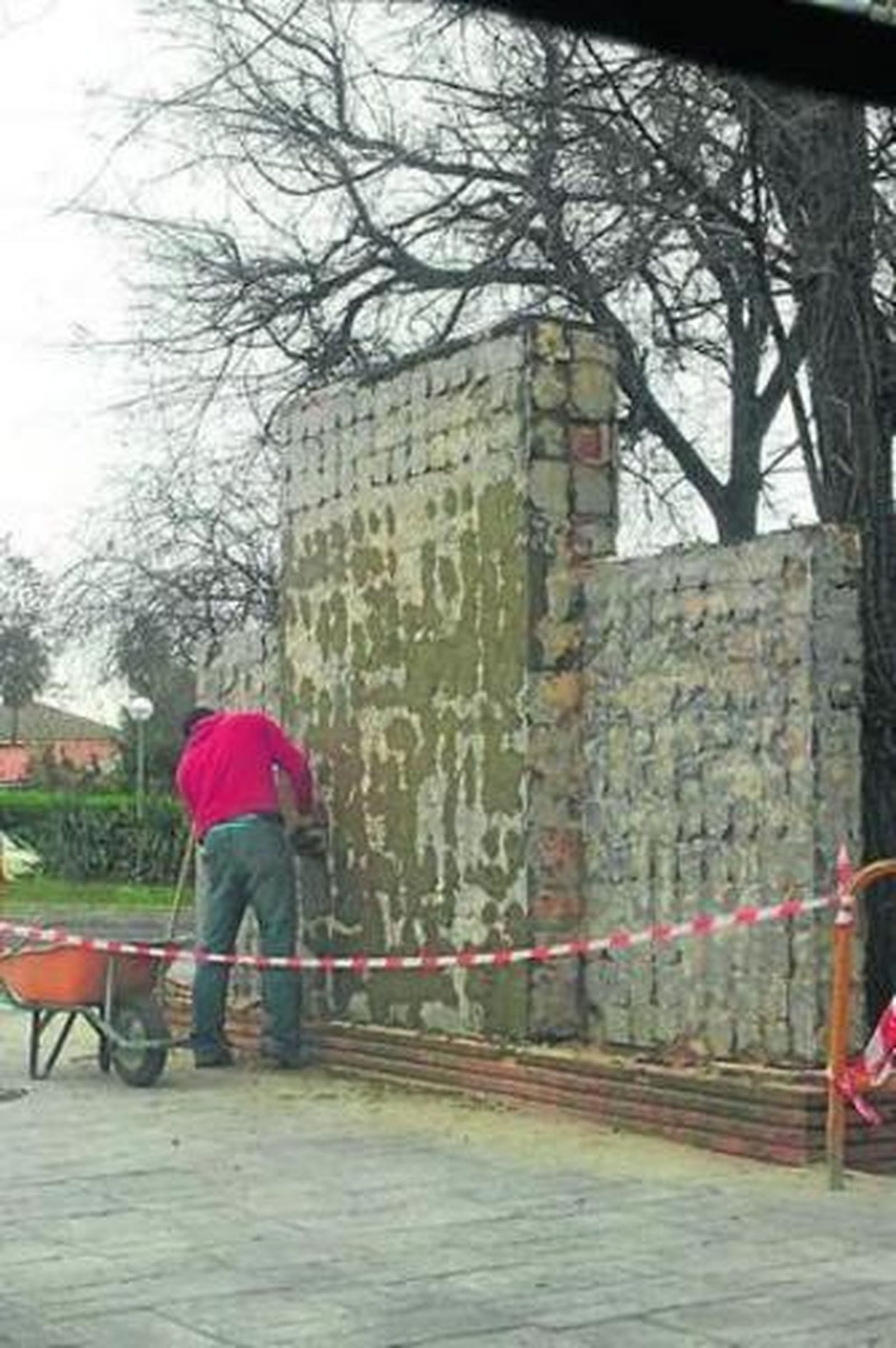 Una obra acaba con el mosaico fundacional del barrio de Santa Clara