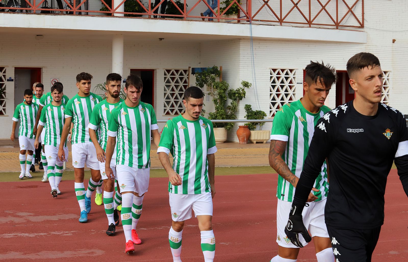 Los jugadores del Betis Deportivo, antes del inicio de un partido.